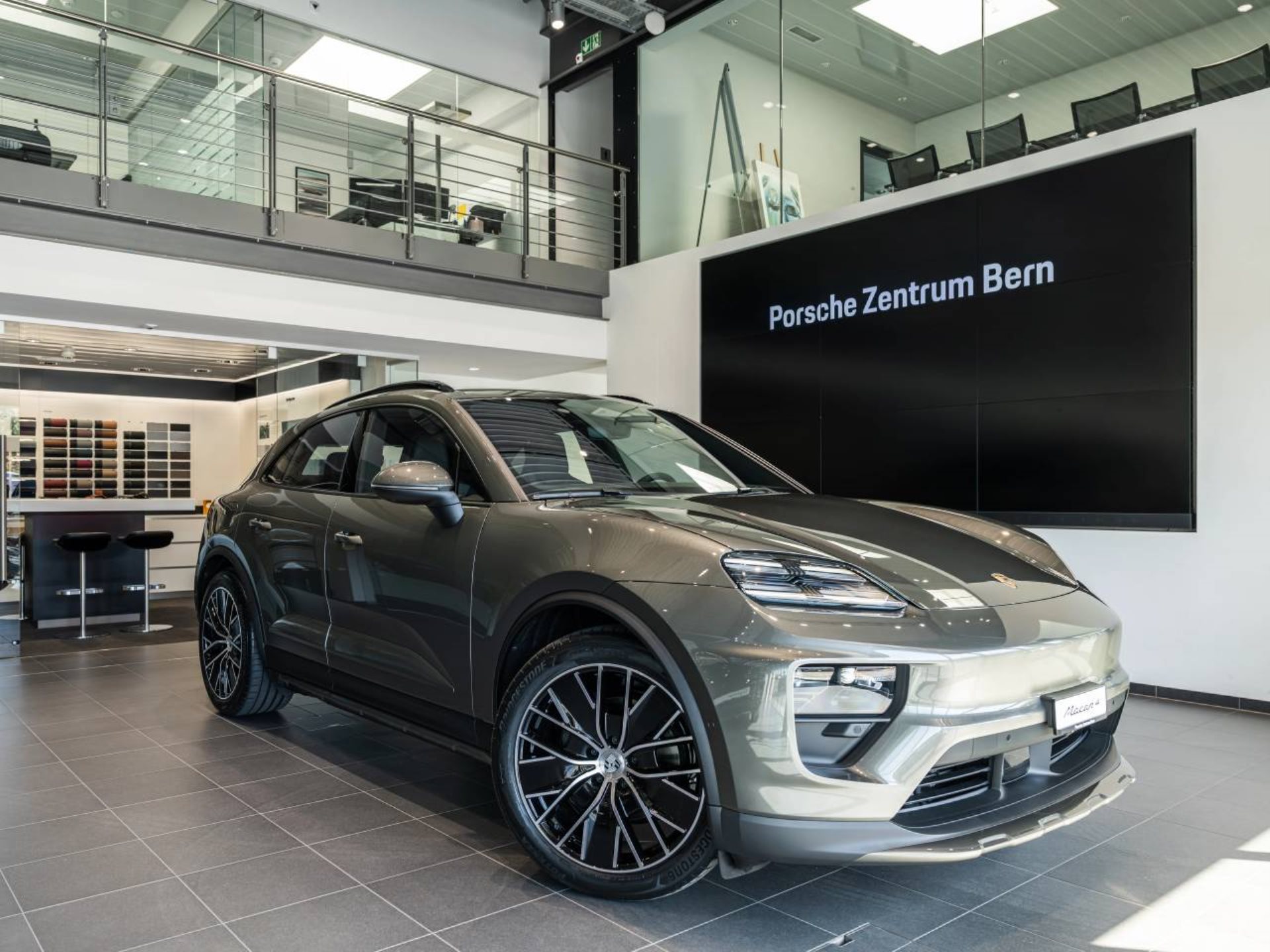PORSCHE Macan 4-image-0