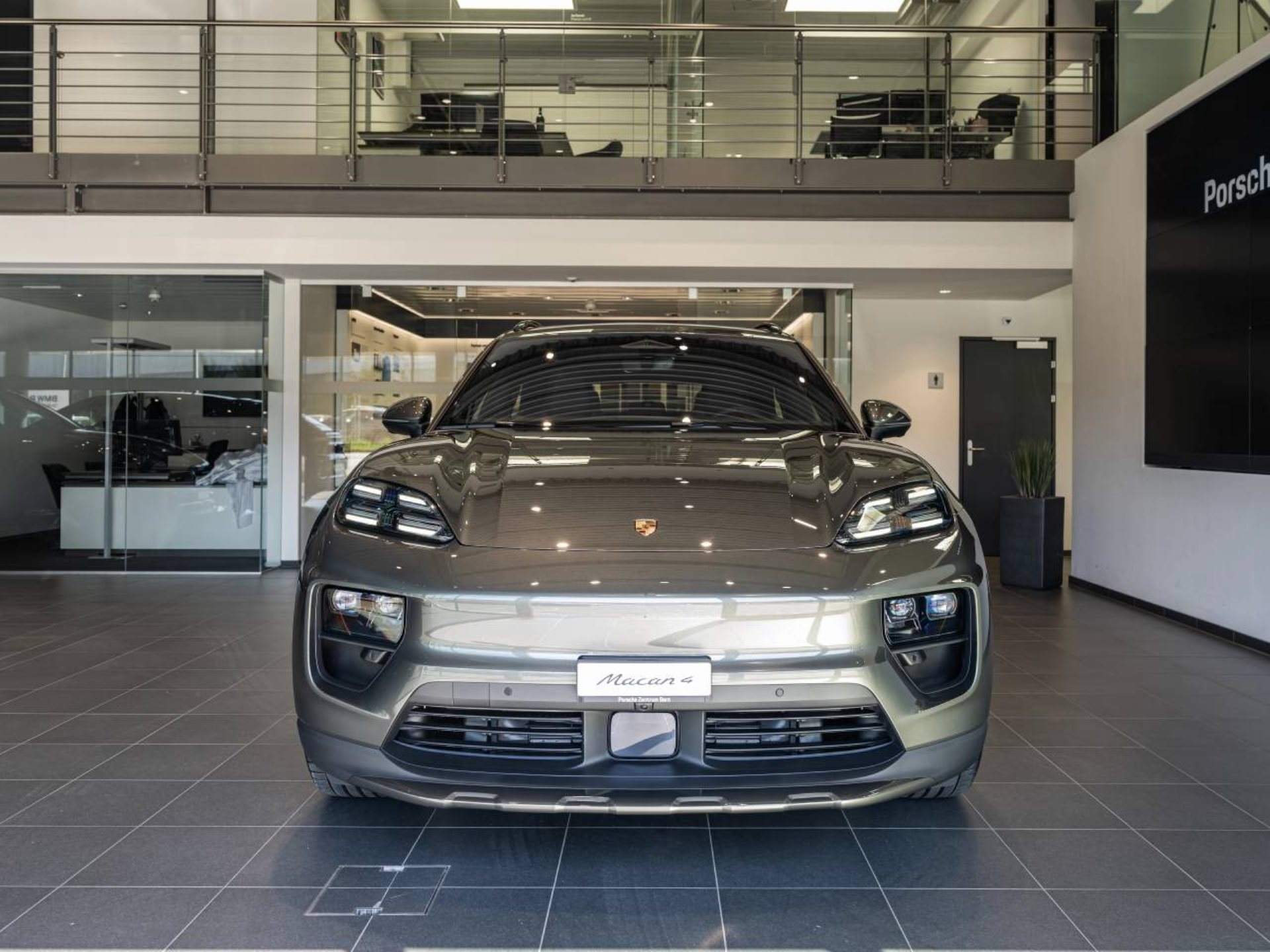 PORSCHE Macan 4-image-8