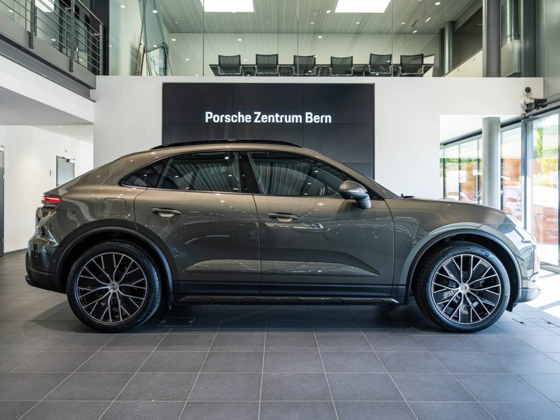 PORSCHE Macan 4-image-1