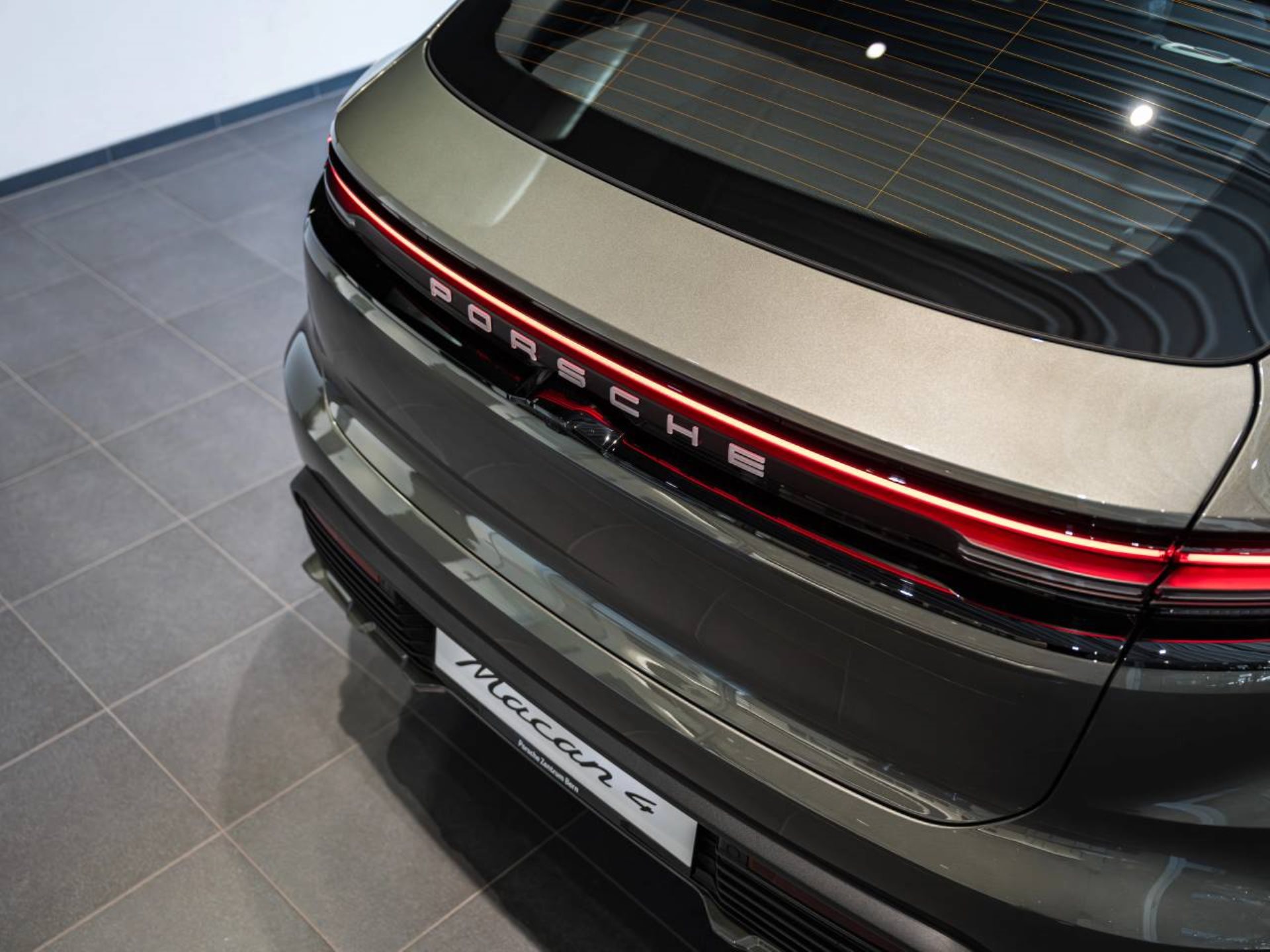 PORSCHE Macan 4-image-27