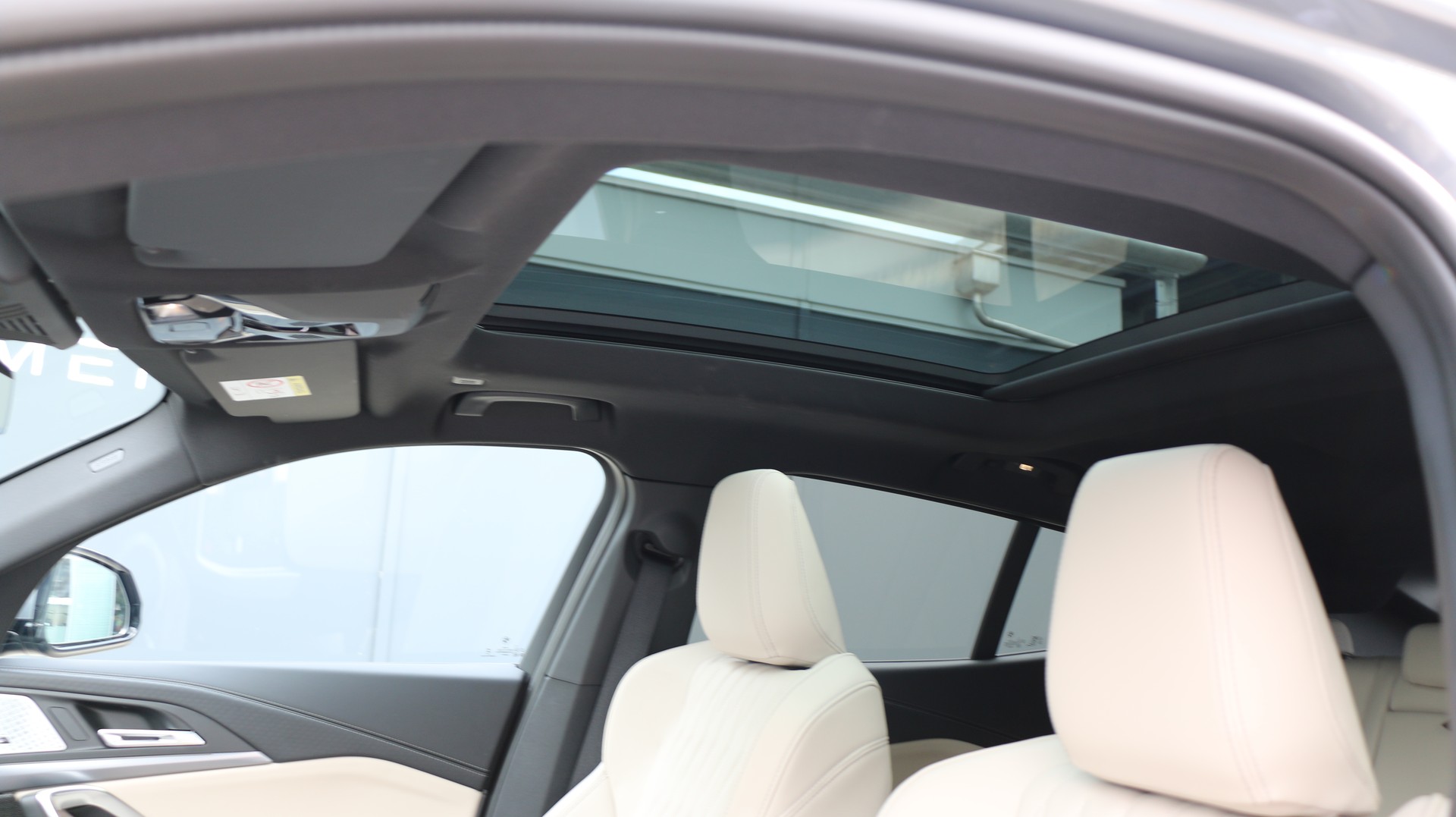 BMW iX2 xDrive 30 M Sport-image-9