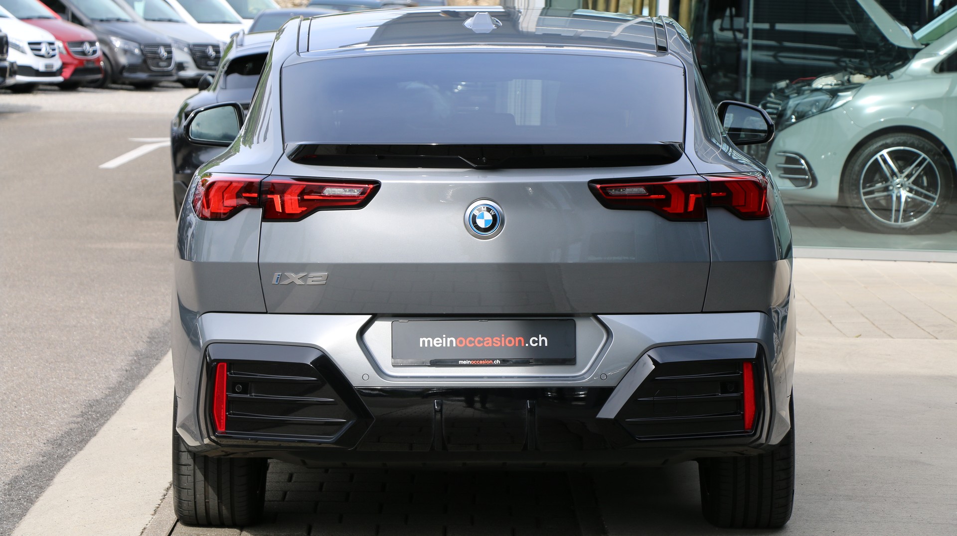 BMW iX2 xDrive 30 M Sport-image-4