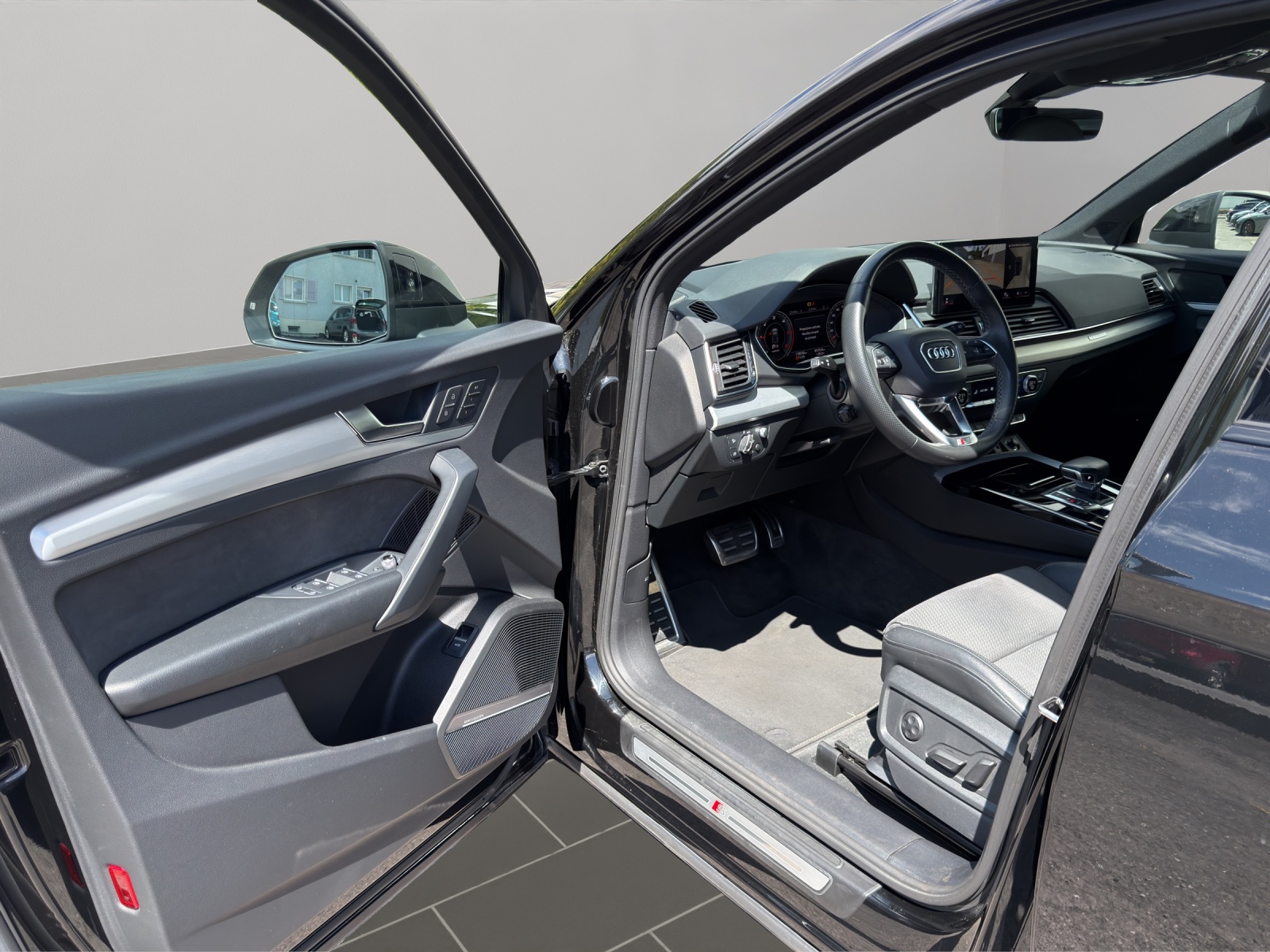 AUDI Q5 40 TDI Black Edition quattro S-tronic-image-5