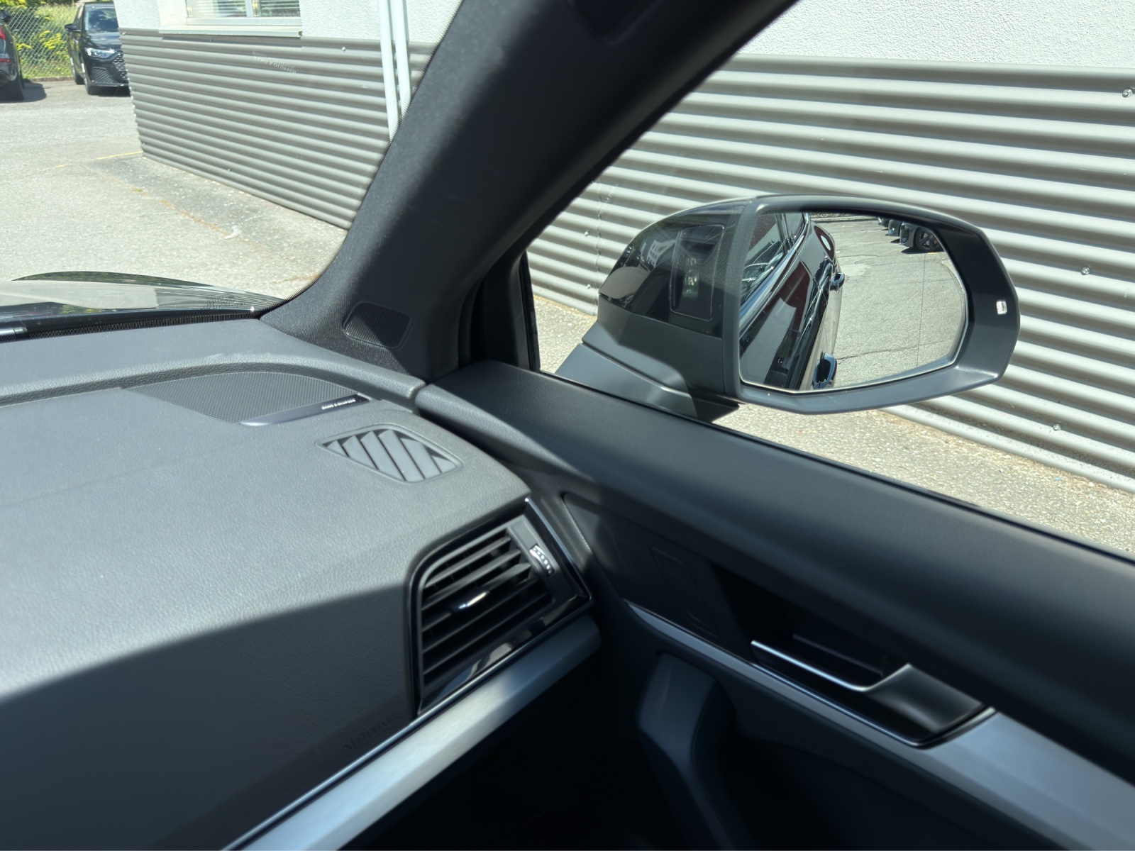 AUDI Q5 40 TDI Black Edition quattro S-tronic-image-9