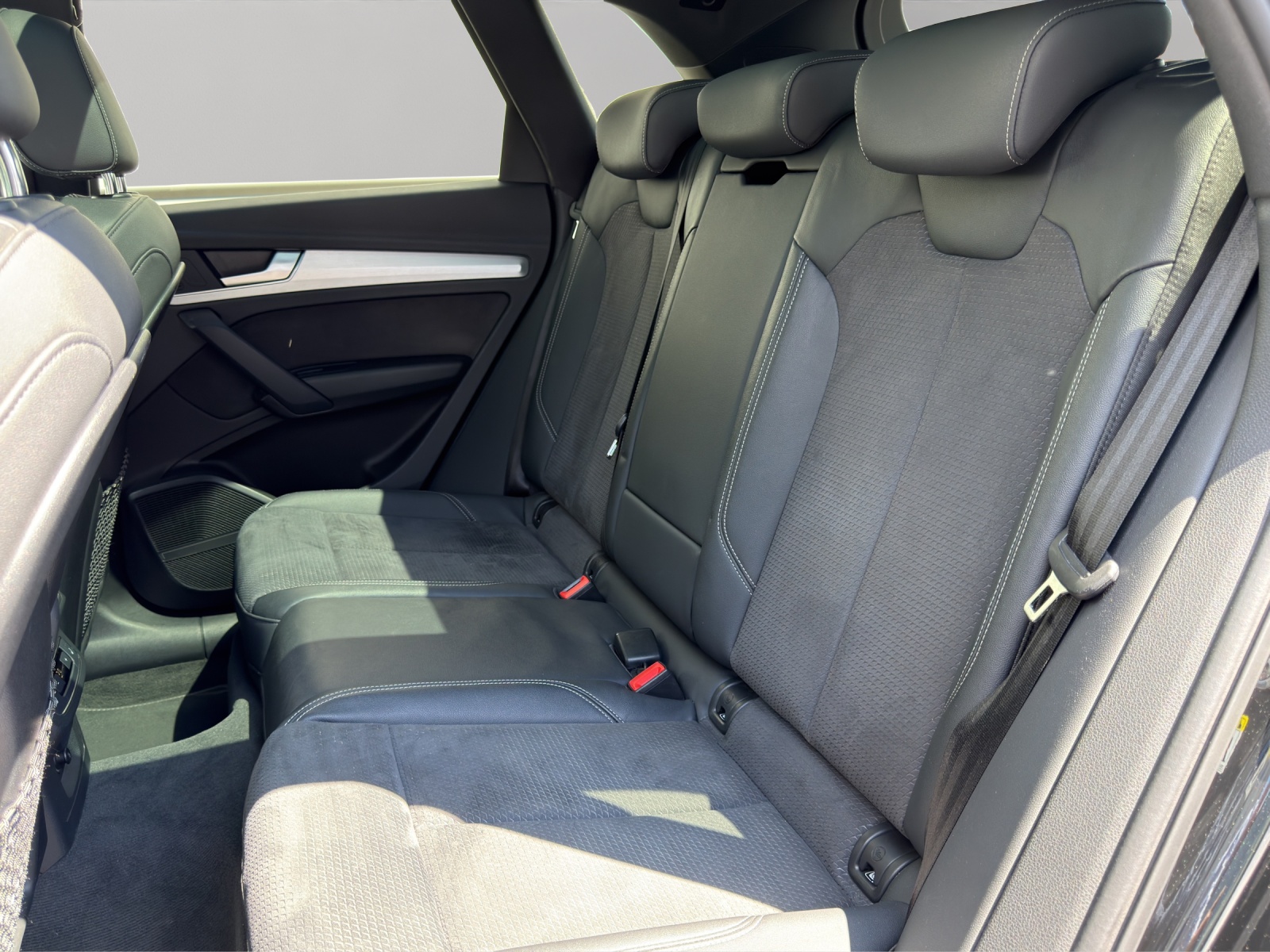 AUDI Q5 40 TDI Black Edition quattro S-tronic-image-11