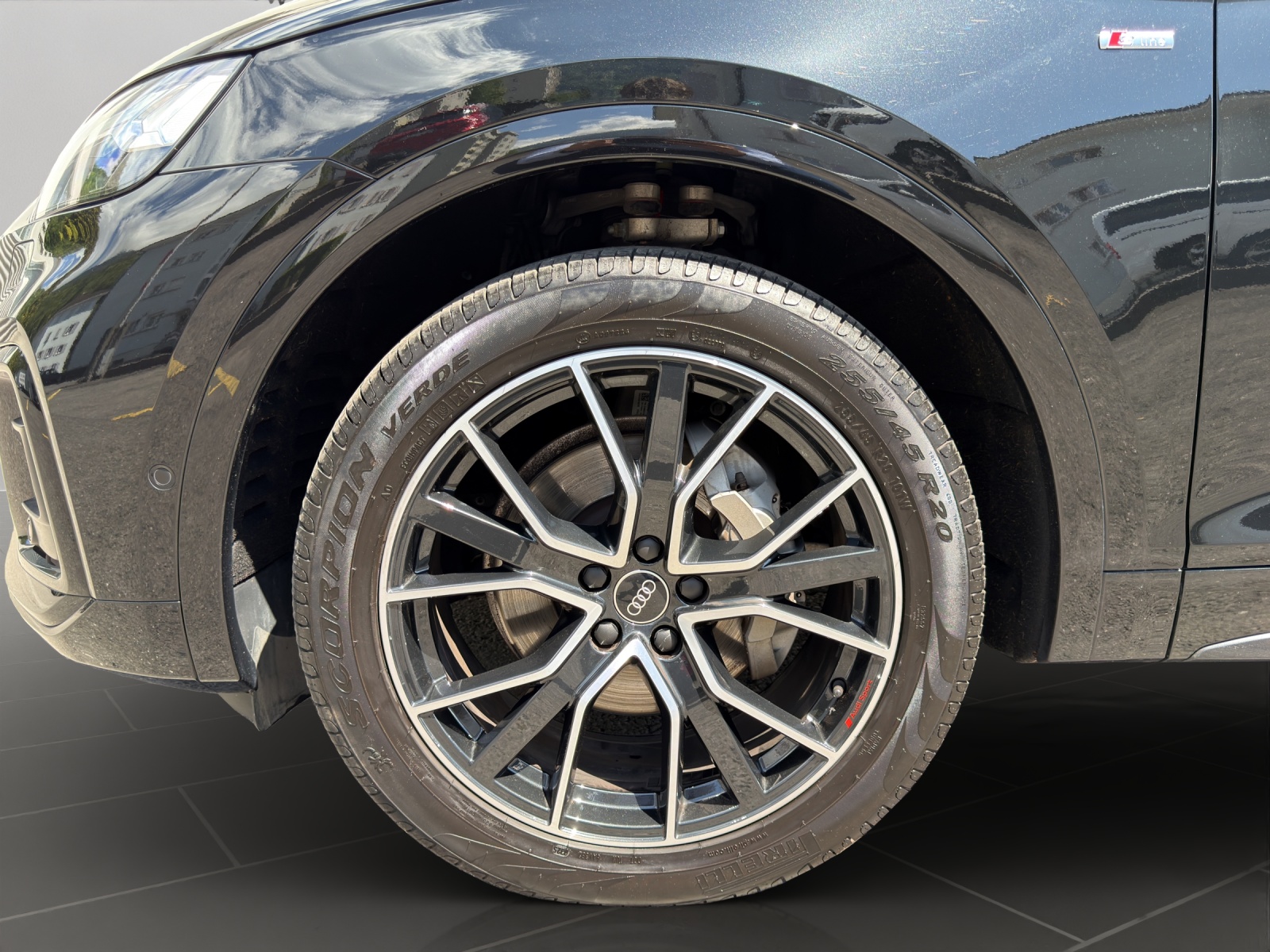 AUDI Q5 40 TDI Black Edition quattro S-tronic-image-12