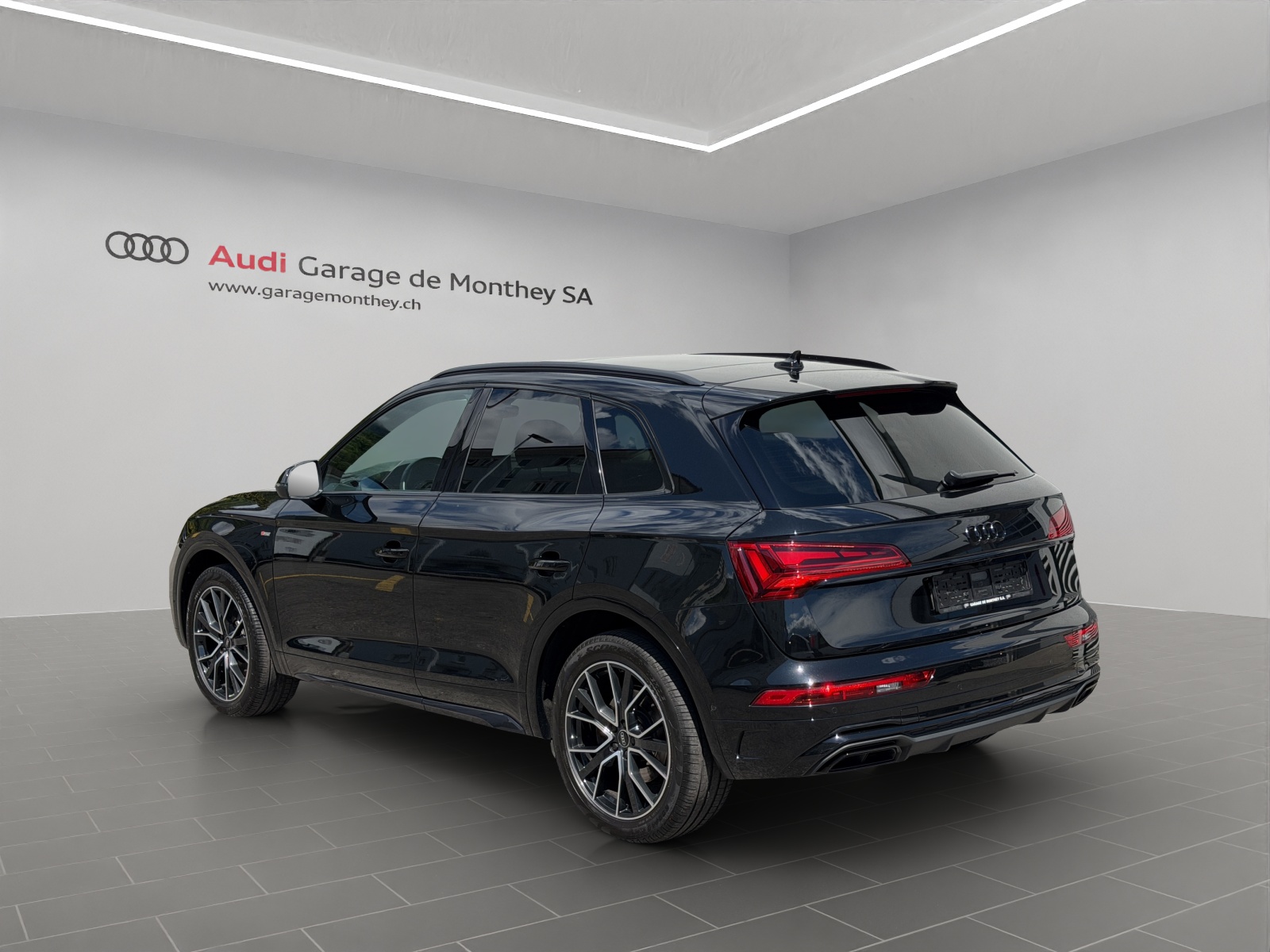 AUDI Q5 40 TDI Black Edition quattro S-tronic-image-2