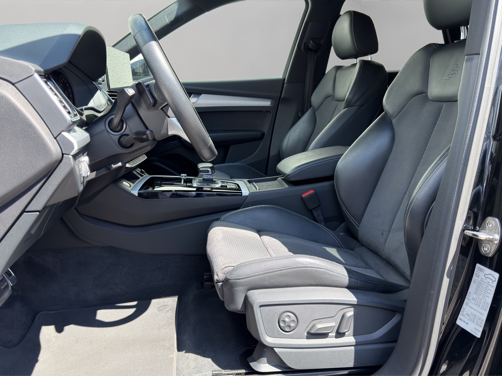 AUDI Q5 40 TDI Black Edition quattro S-tronic-image-7