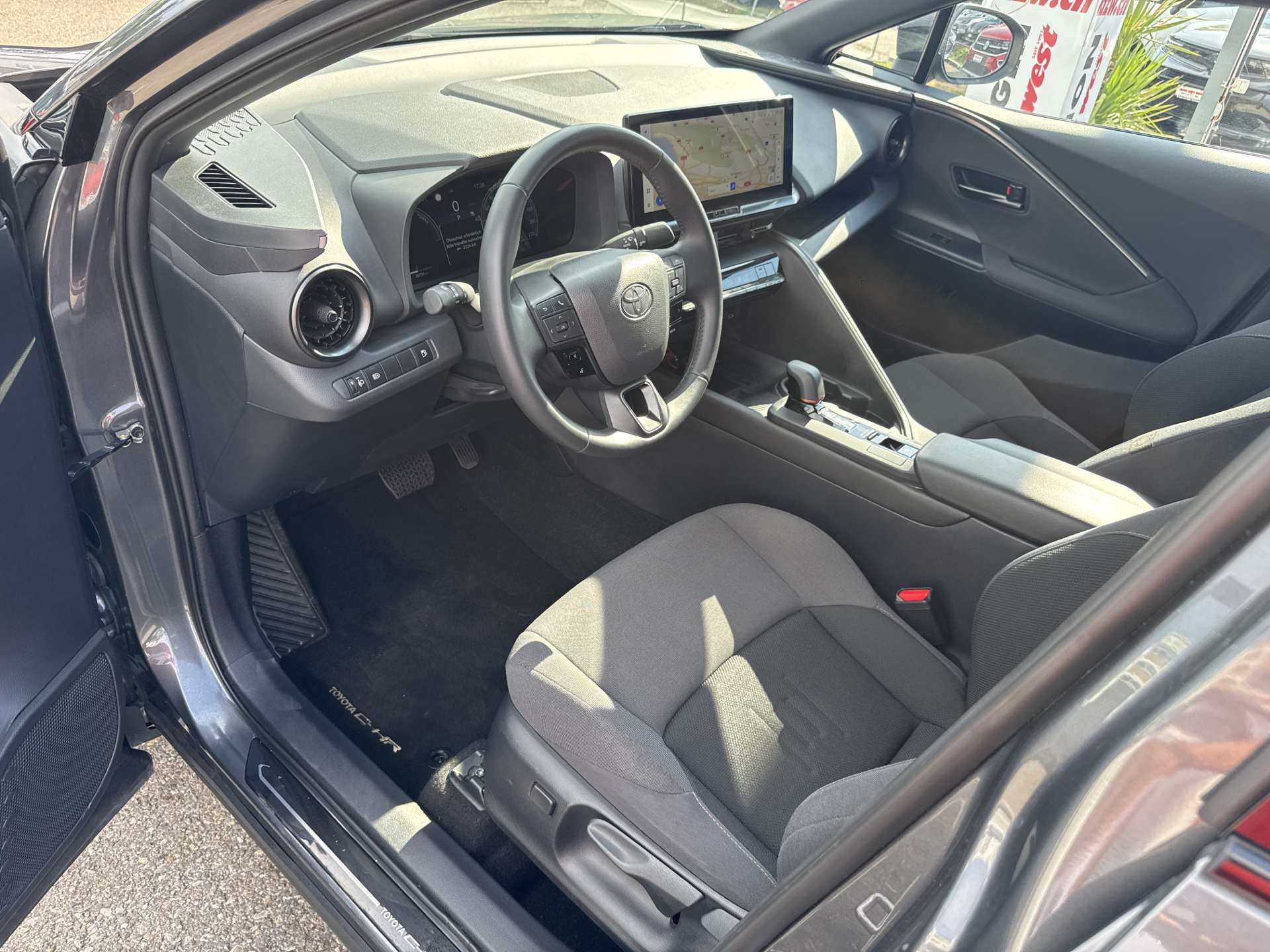 TOYOTA C-HR 2.0 HSD Trend CVT-Automat-image-5