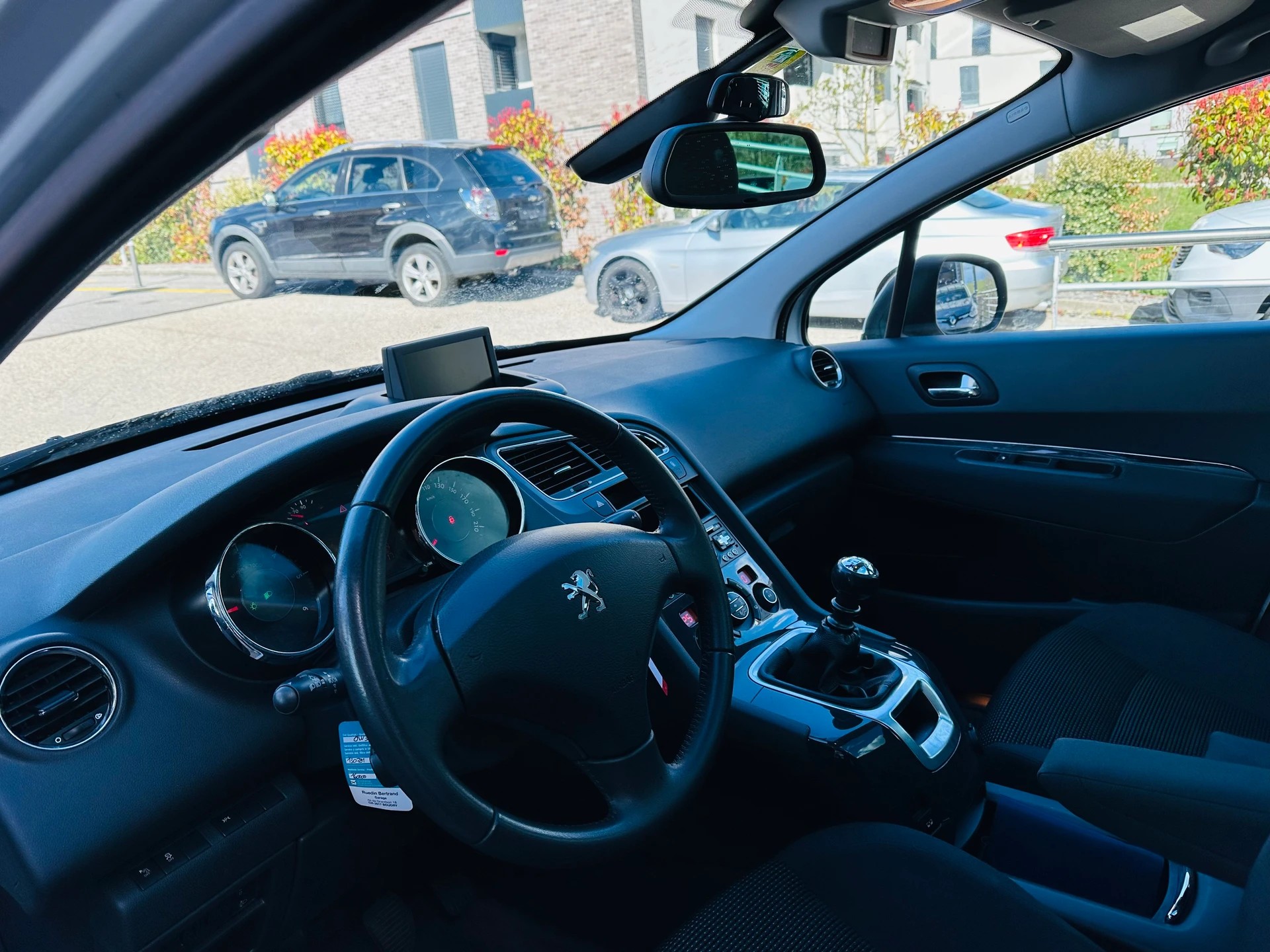 PEUGEOT 5008 2.0 BlueHDI Allure-image-12