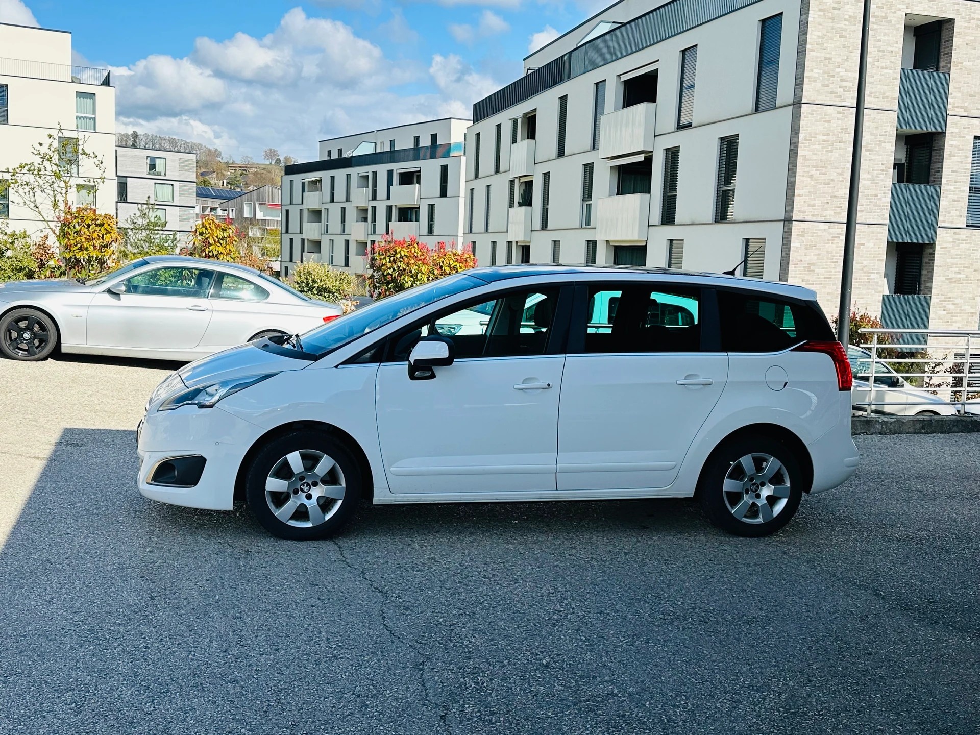 PEUGEOT 5008 2.0 BlueHDI Allure-image-9