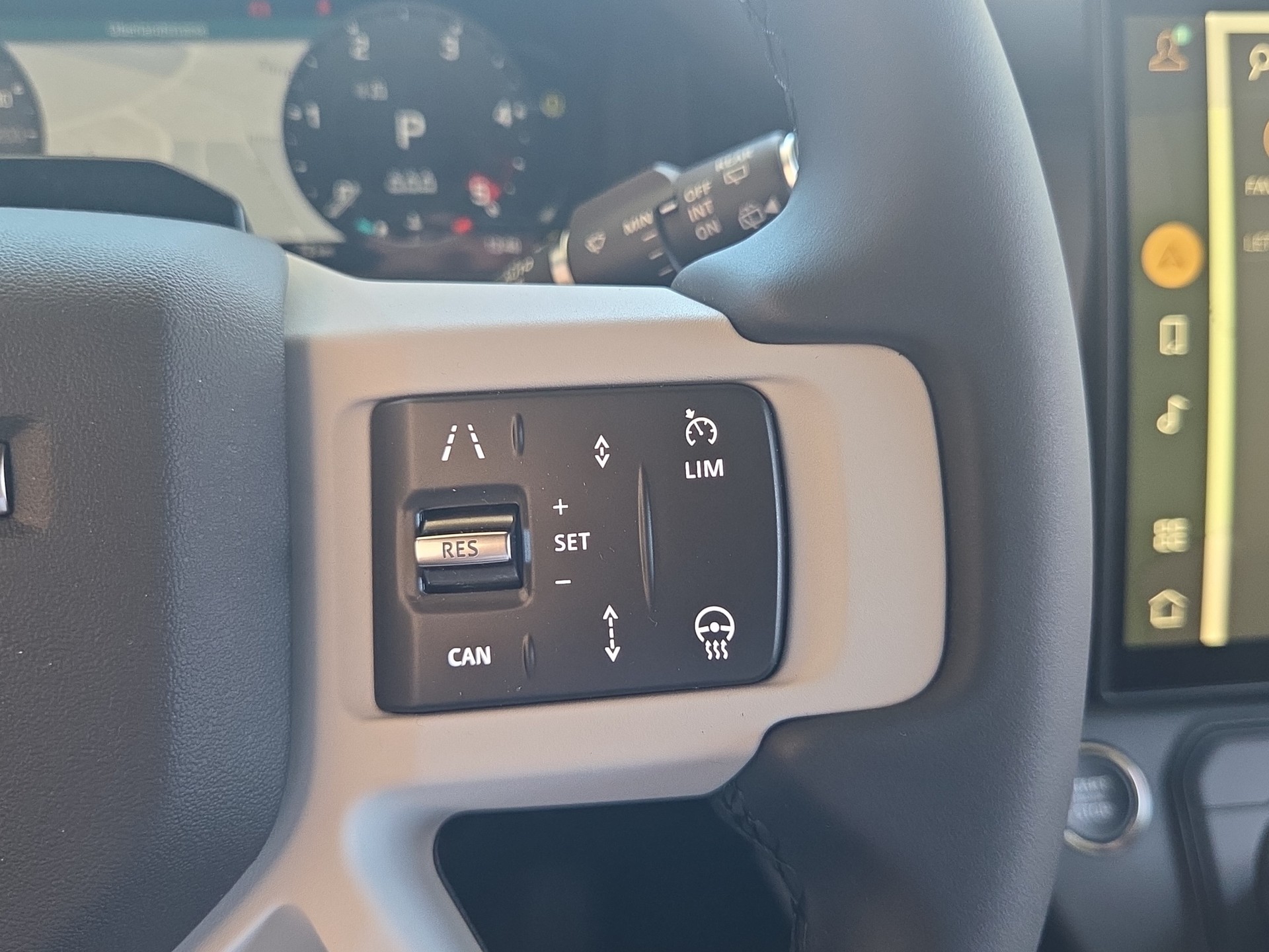 LAND ROVER Defender 90 3.0D I6 250 S AT8-image-12