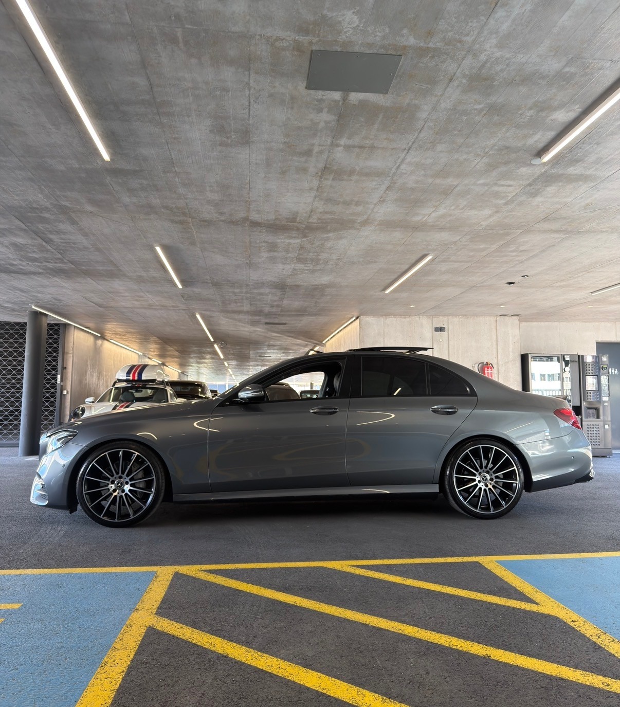 MERCEDES-BENZ E 220 d AMG Line-image-2