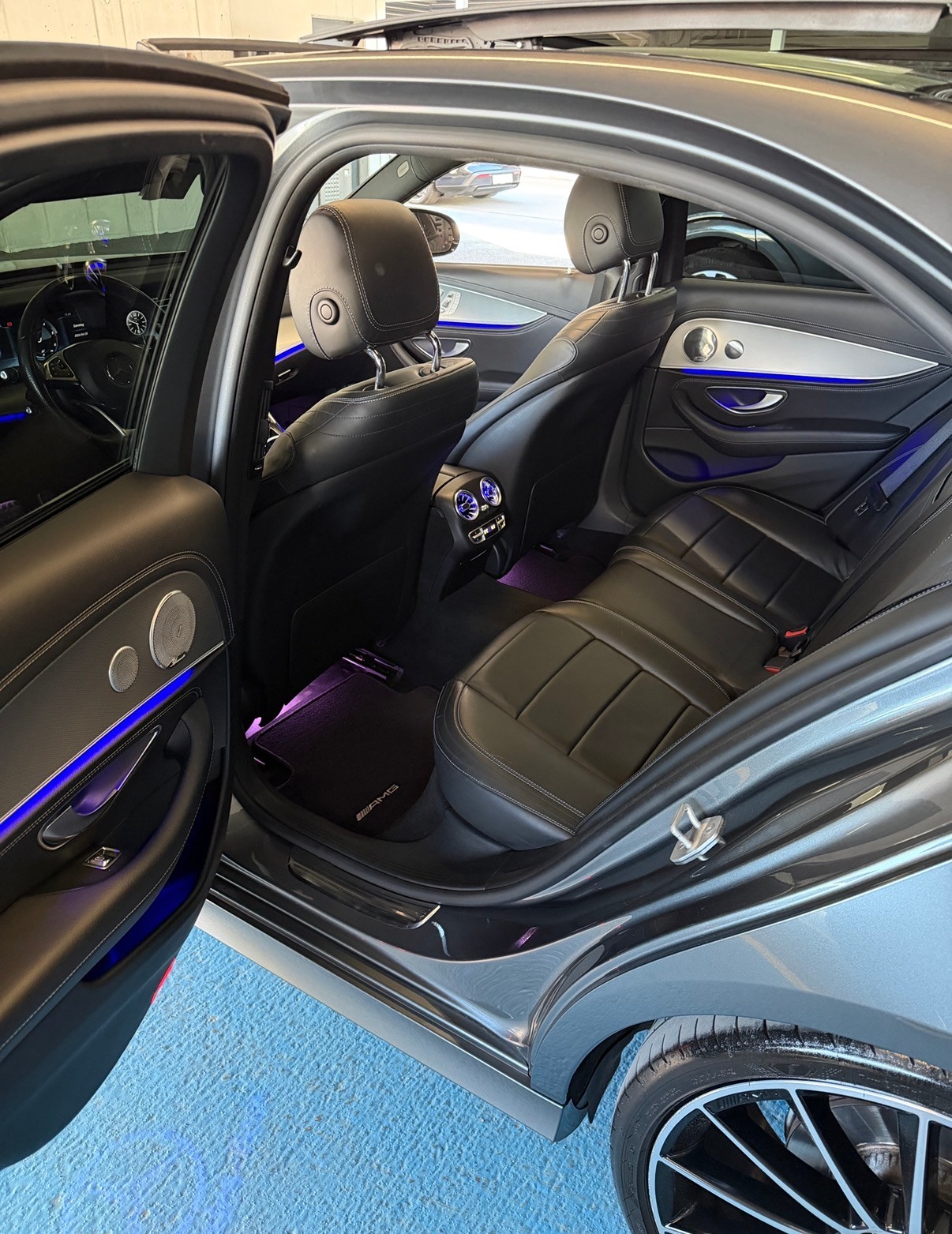 MERCEDES-BENZ E 220 d AMG Line-image-5