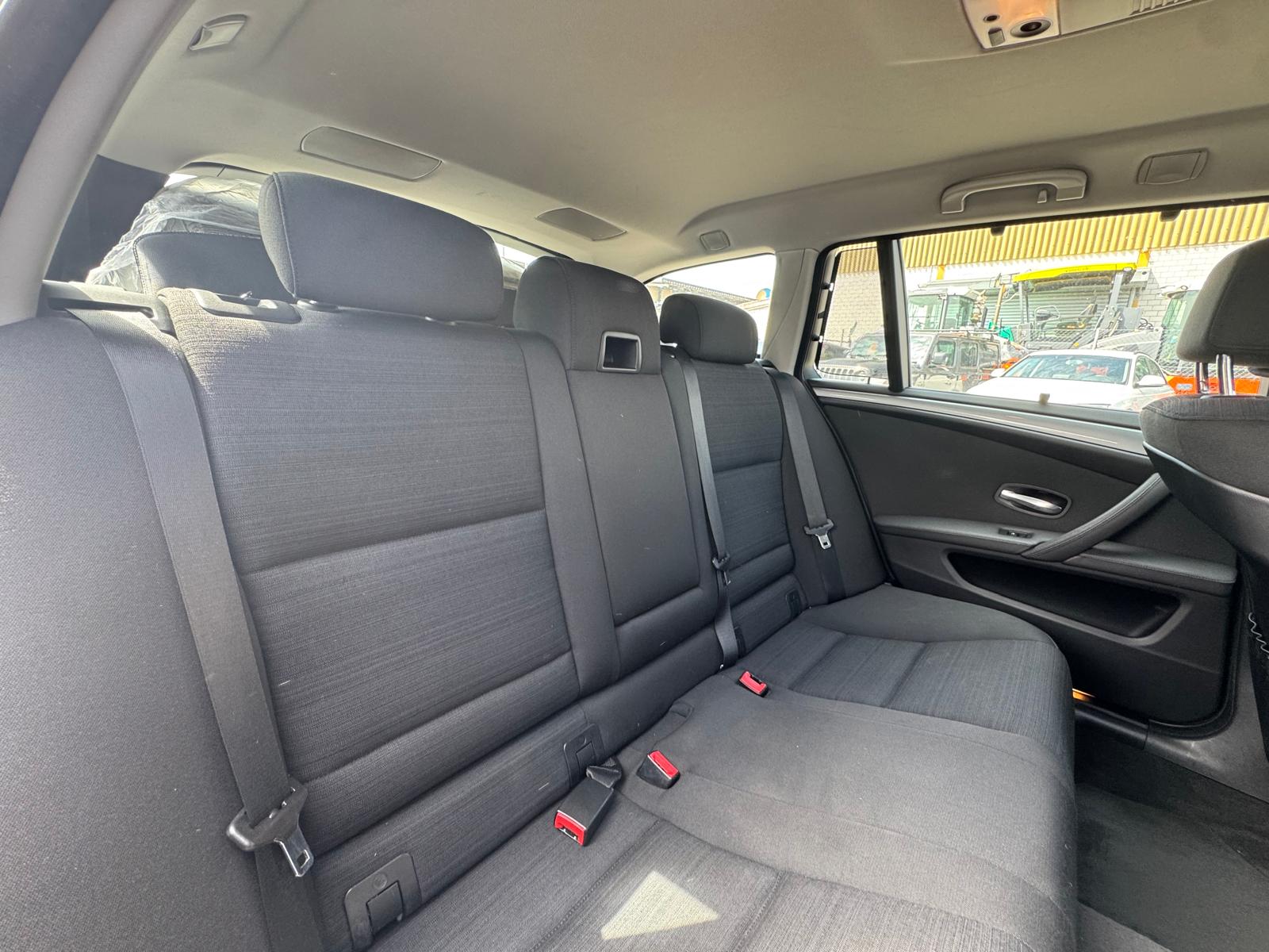 BMW 520i Touring-image-9