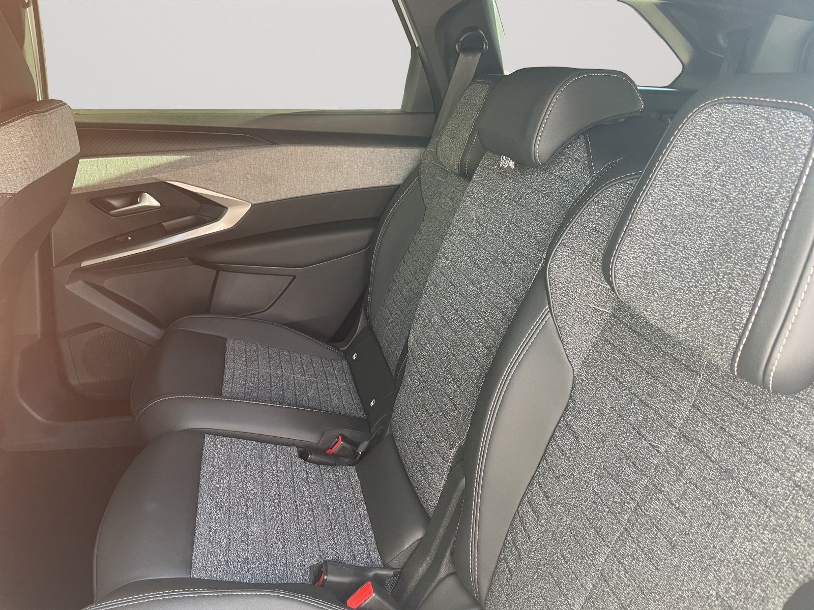 PEUGEOT 5008 NEW 73kWh Allure Premium AWD-image-7