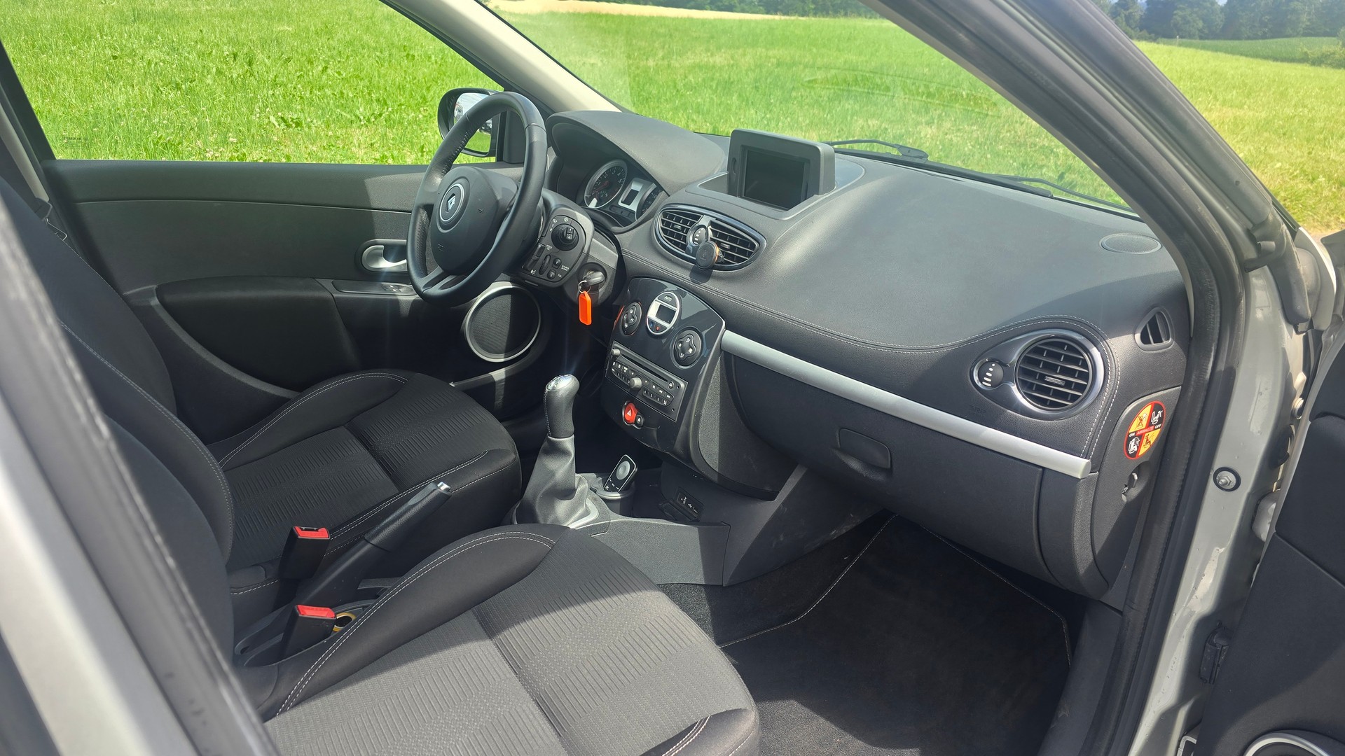 RENAULT Clio Grandtour 1.2 16V Turbo 20th Edition-image-8