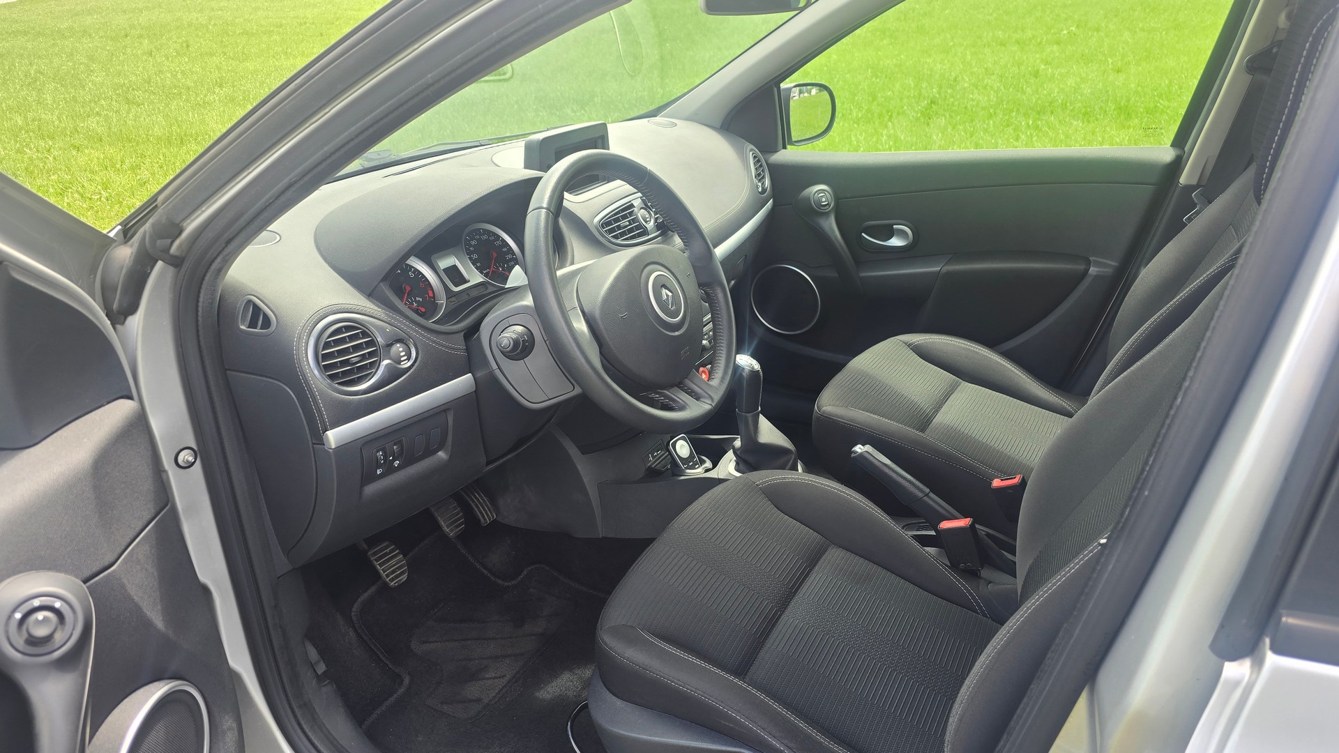 RENAULT Clio Grandtour 1.2 16V Turbo 20th Edition-image-9