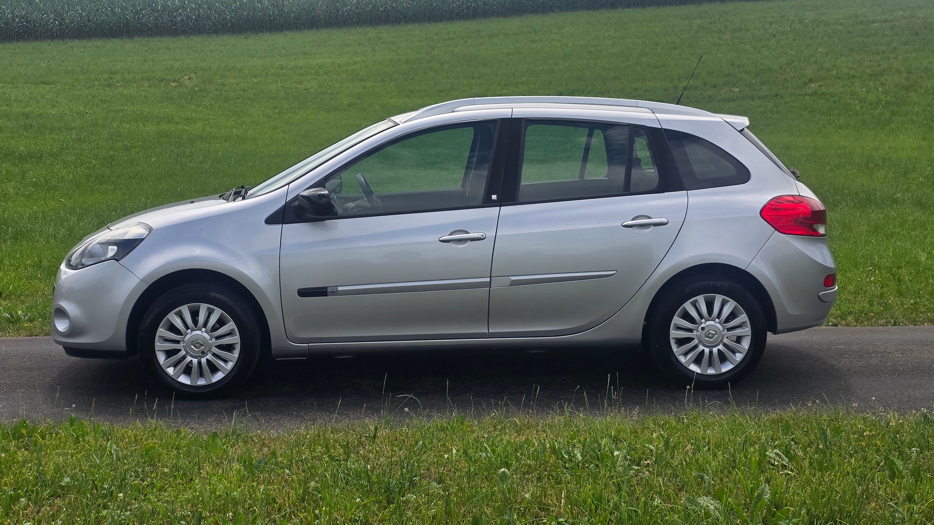 RENAULT Clio Grandtour 1.2 16V Turbo 20th Edition-image-2
