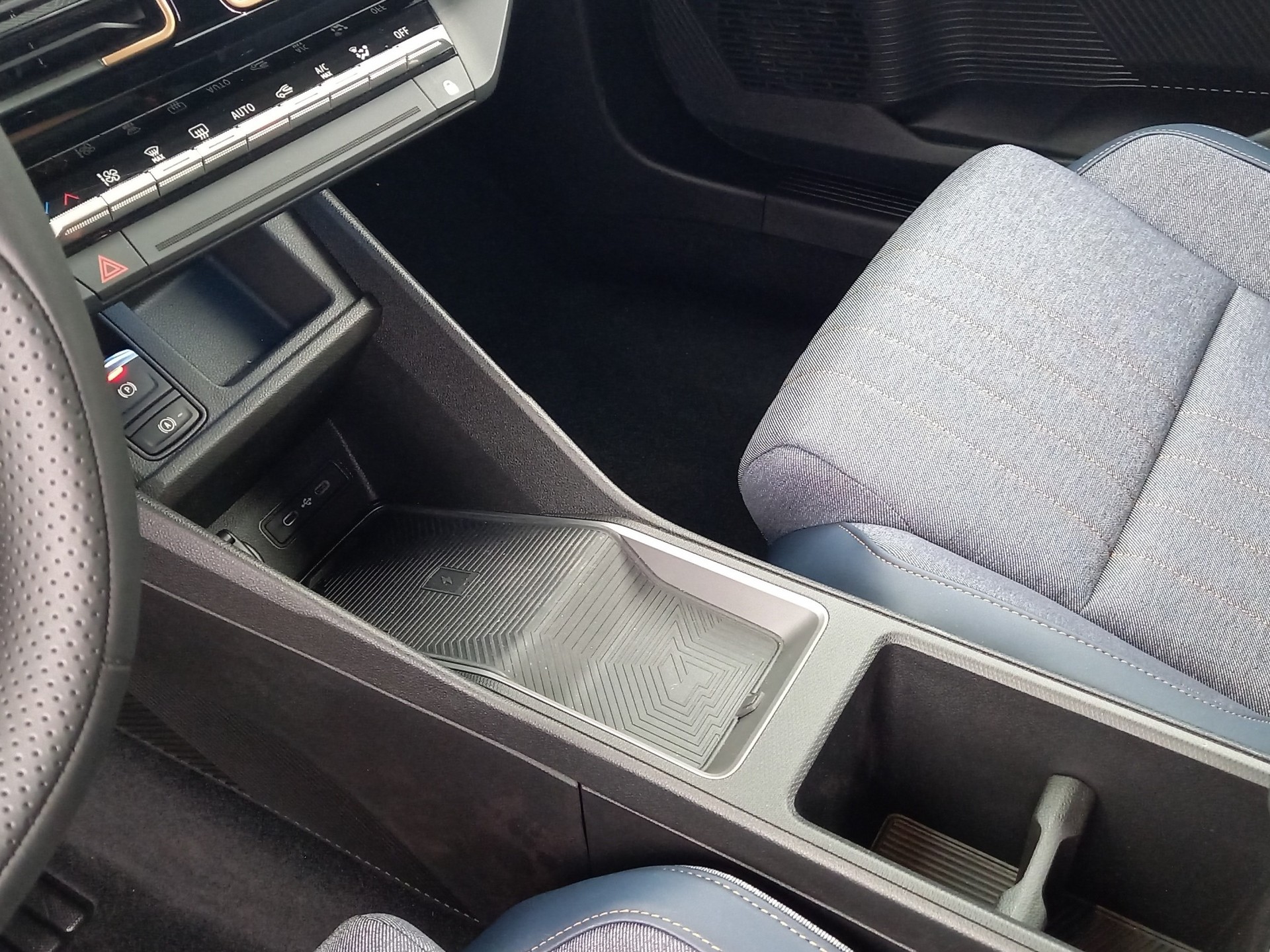 RENAULT R4 E-Tech Comfort Range techno-image-12