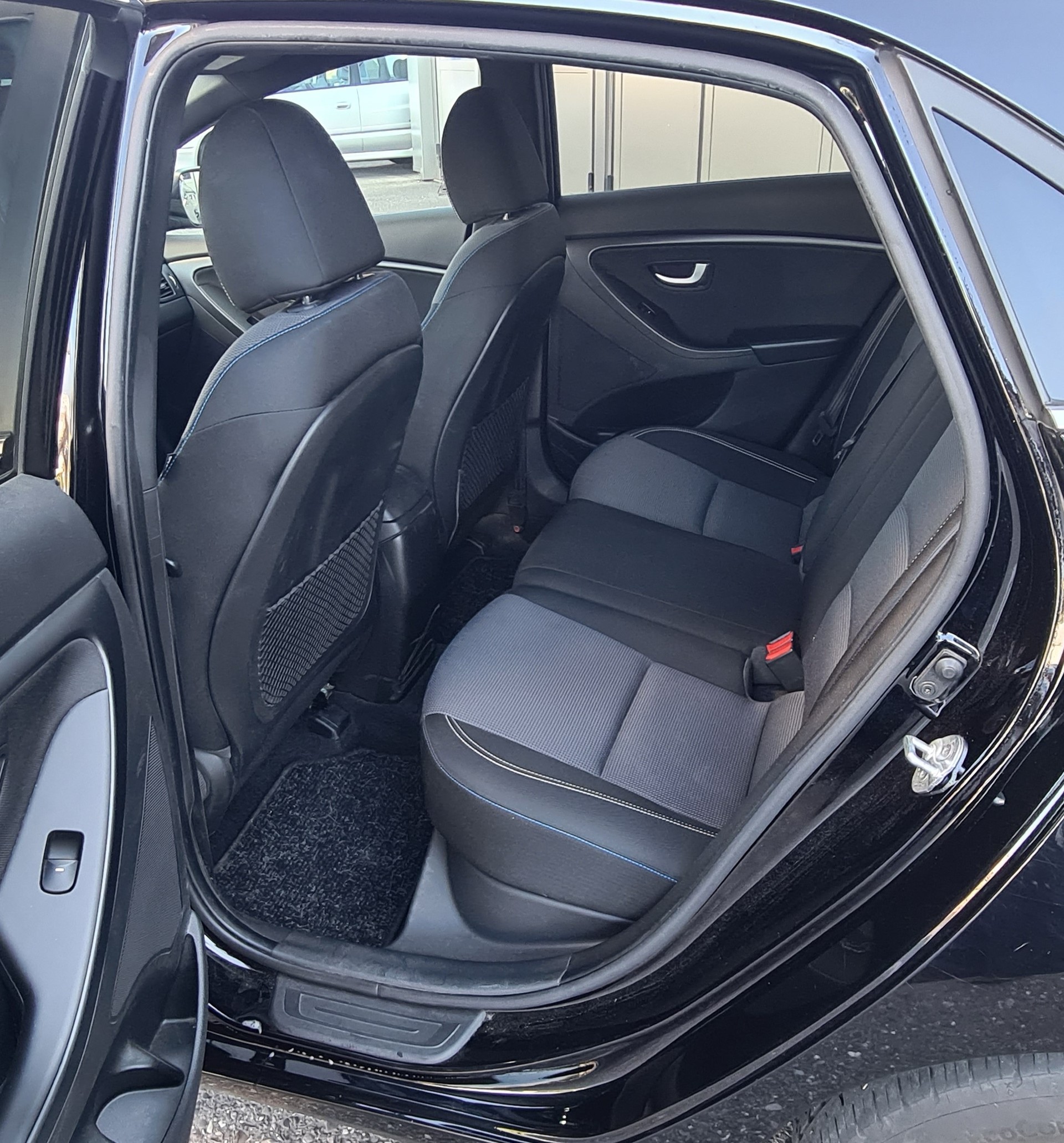 HYUNDAI i30 1.6 CRDi GO-image-8