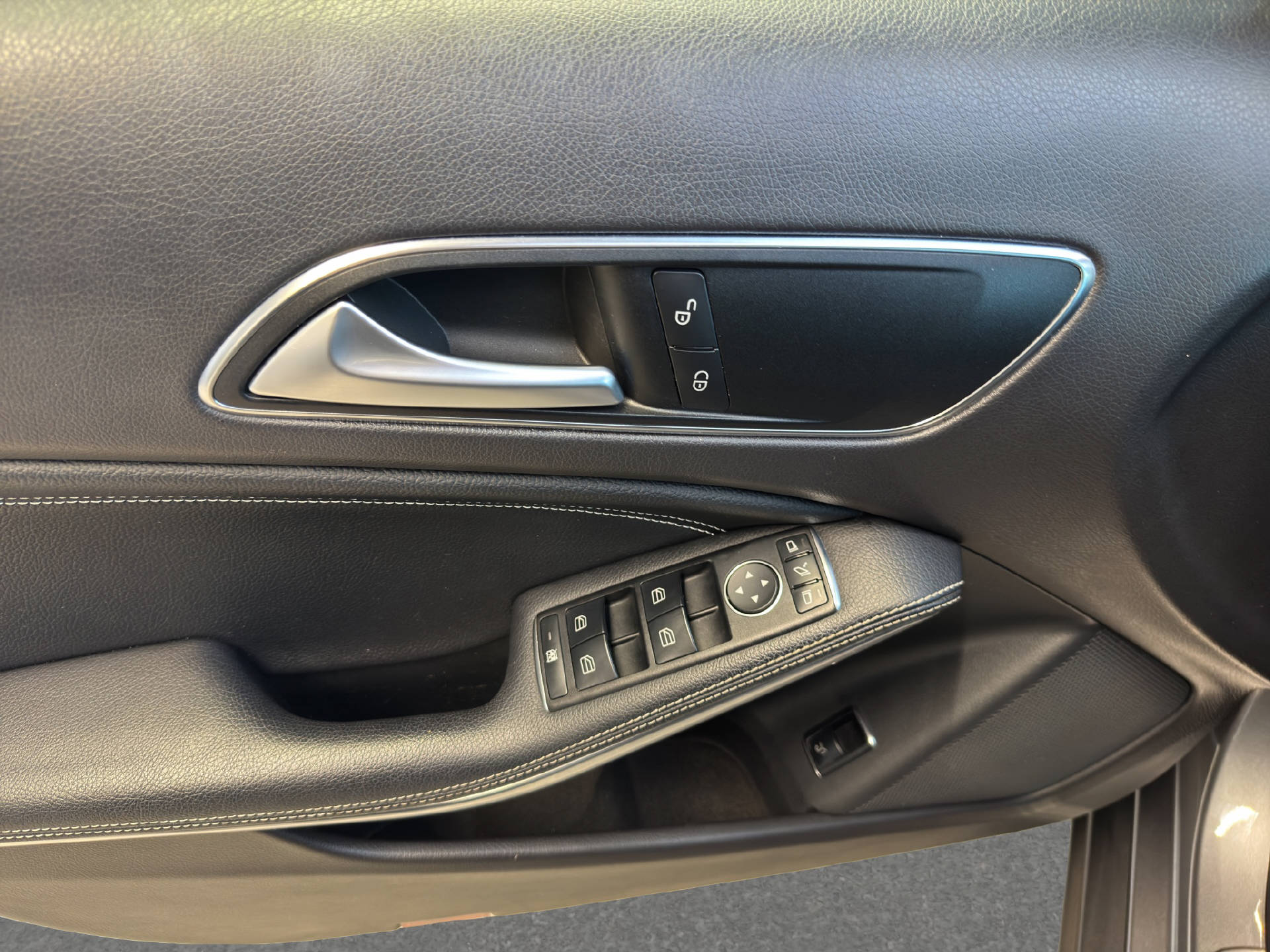 MERCEDES-BENZ GLA 200 Urban-image-12