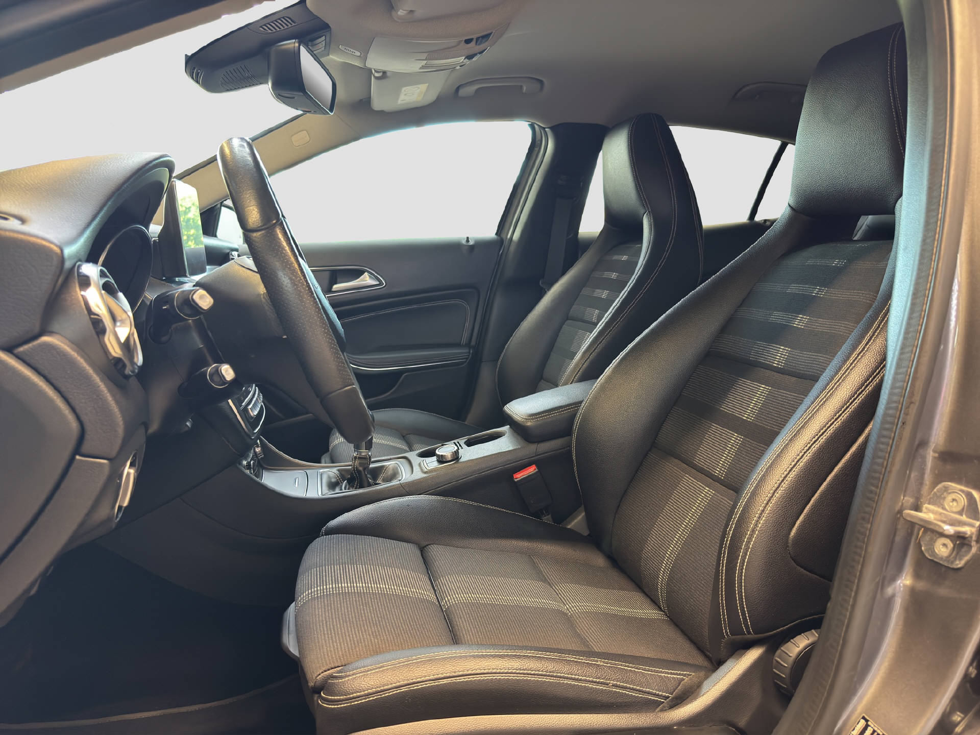 MERCEDES-BENZ GLA 200 Urban-image-11