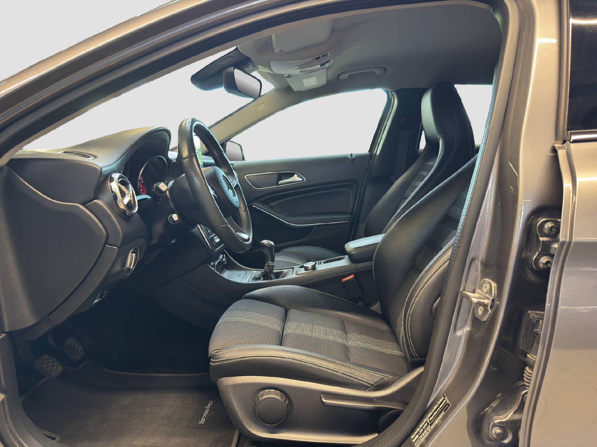 MERCEDES-BENZ GLA 200 Urban-image-6