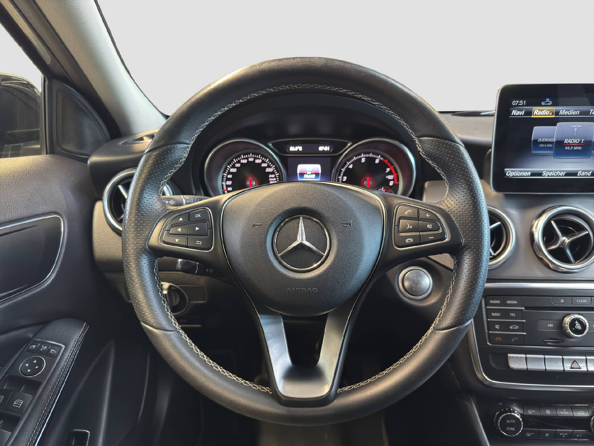 MERCEDES-BENZ GLA 200 Urban-image-8