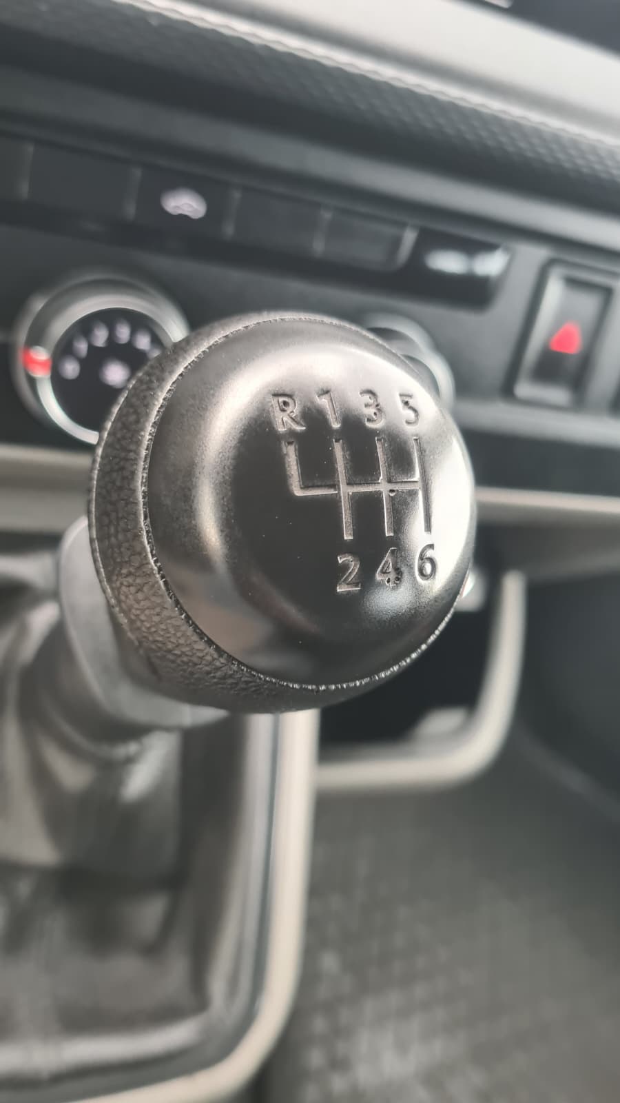 VW T6.1 2.0 TDI ** 6-Plätzer ** 150 PS ** Klimaanlage ** Tempomat ** PDC Hinten ** Modell 2022 ** Frisch Ab MFK & Service **-image-13
