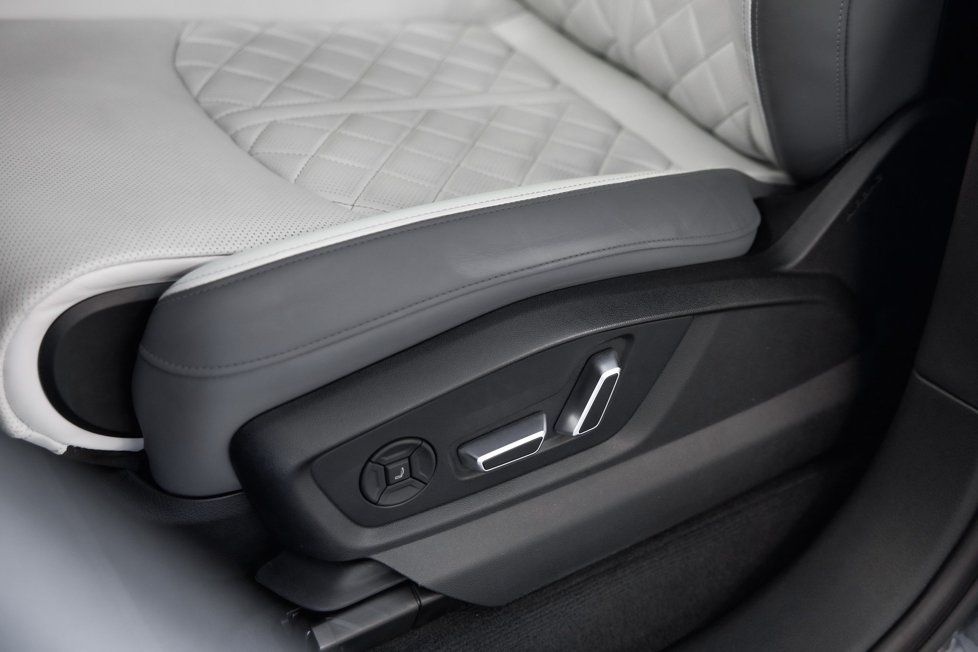 AUDI SQ7 TFSI quattro tiptronic *Keramik*B&O Advanced*7-Plätzer*-image-22