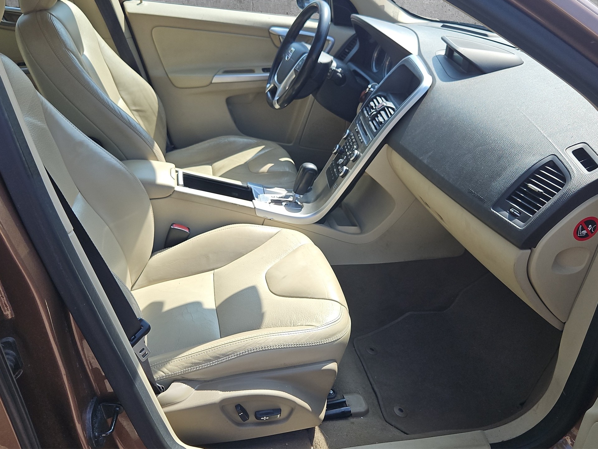 VOLVO XC60 D5 AWD Summum Geartronic-image-7