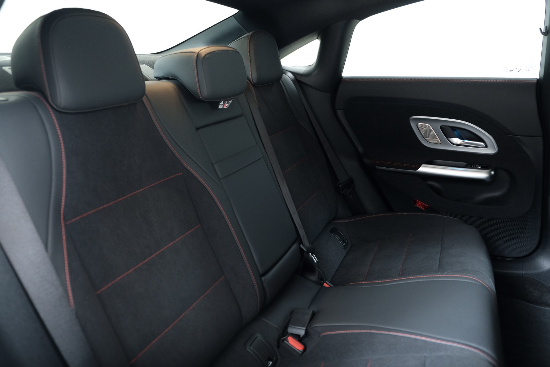 MERCEDES-BENZ CLA 350 4 Matic 85 kWh EQ-image-11