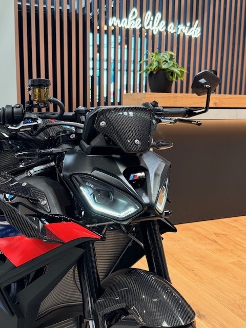 BMW M 1000 R-showroom-element-3