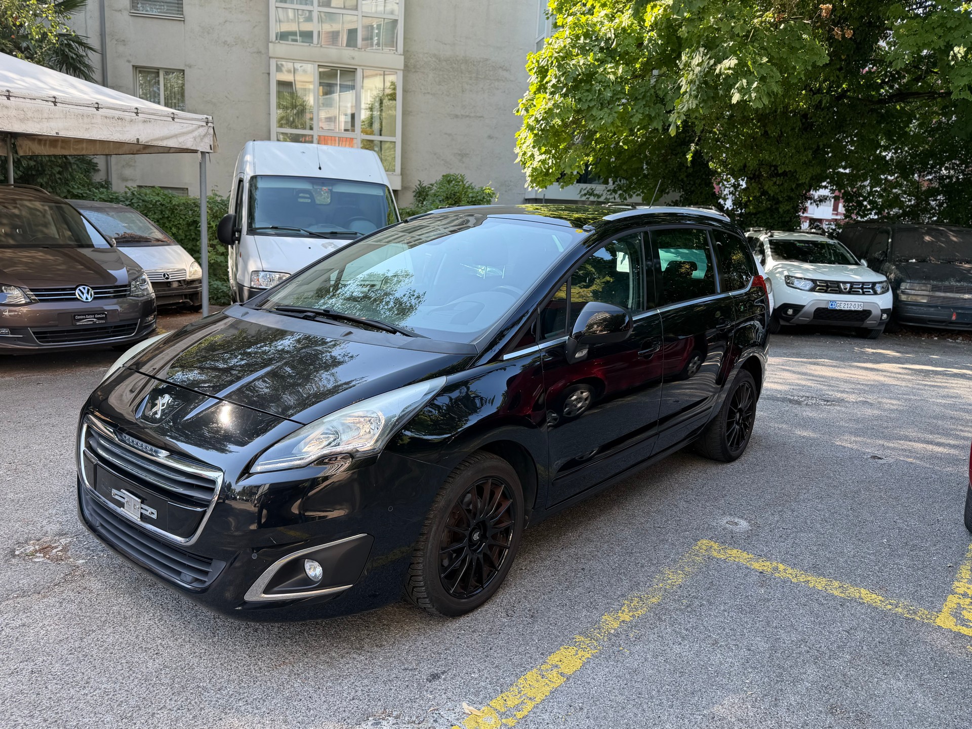 PEUGEOT 5008 1.2 Pure Tech Sensation-image-1