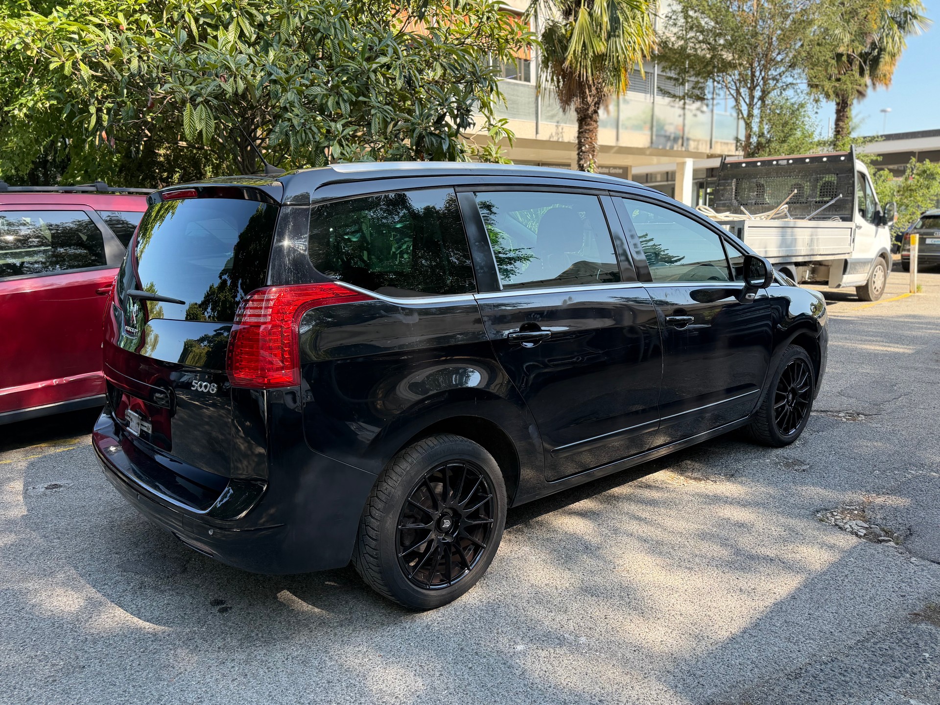PEUGEOT 5008 1.2 Pure Tech Sensation-image-3