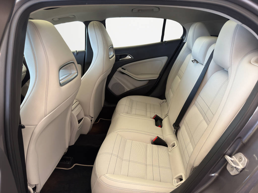 MERCEDES-BENZ GLA 220 CDI Urban 4m-image-14