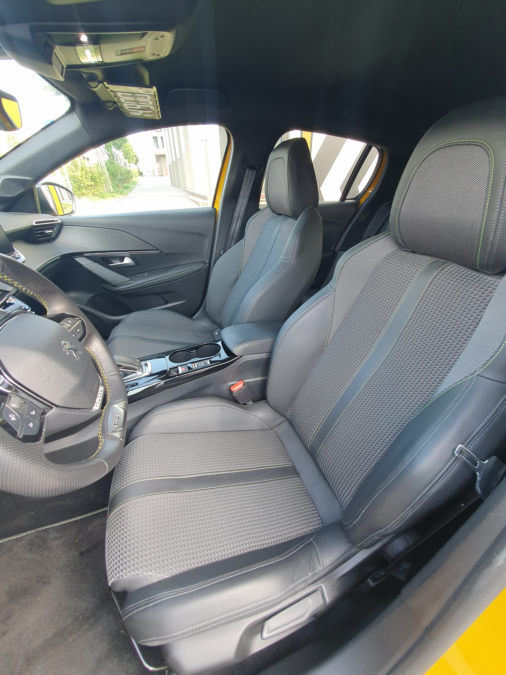 PEUGEOT 208 1.2 PureTech GT Line EAT8-image-6