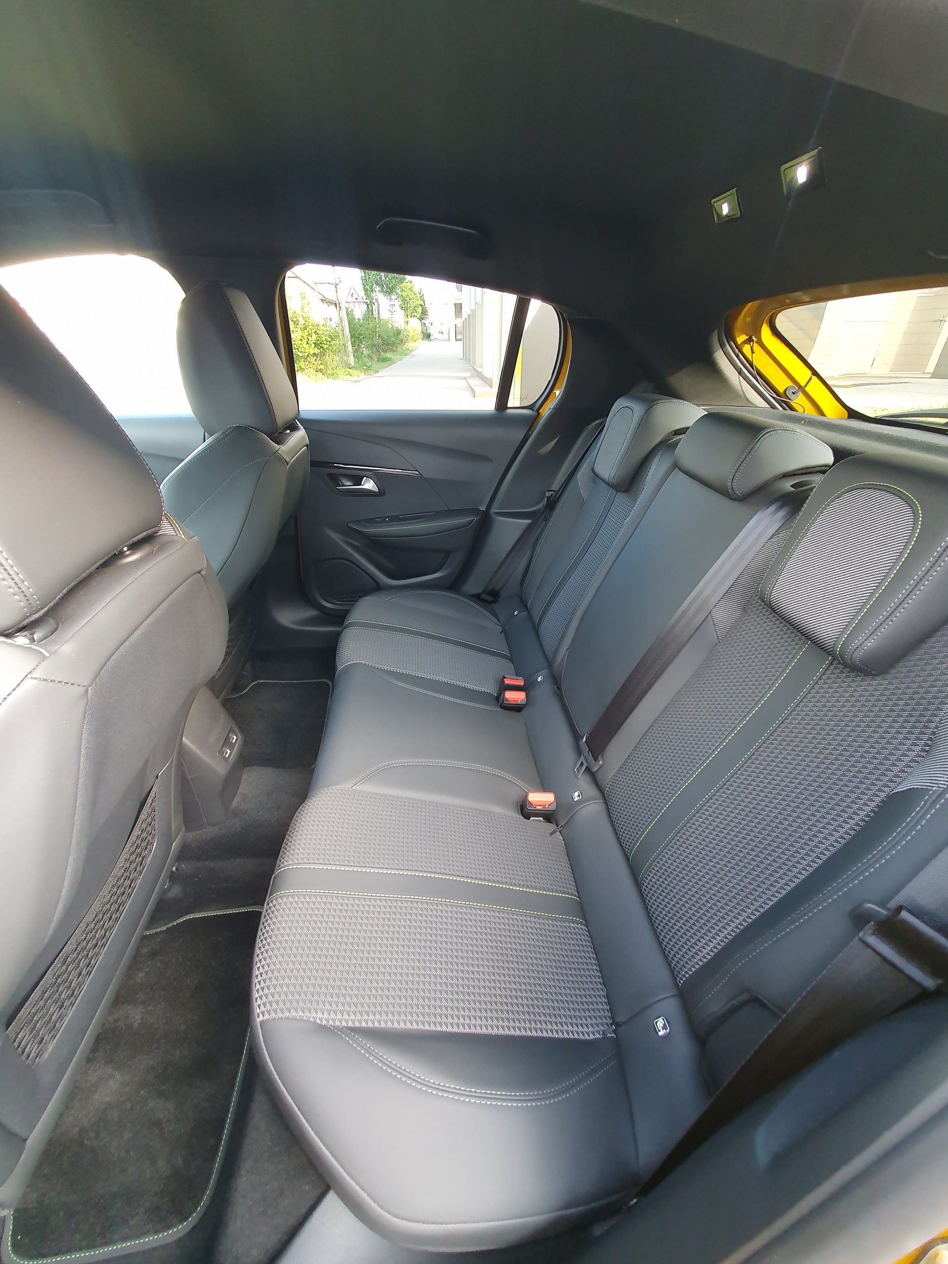 PEUGEOT 208 1.2 PureTech GT Line EAT8-image-7
