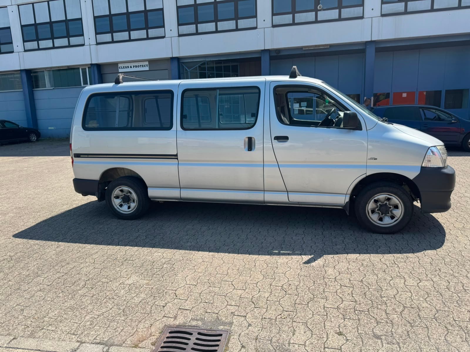 TOYOTA Hiace D-4D Kombi 4WD LWB-image-4