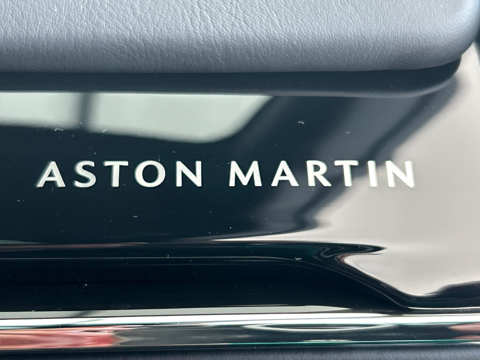 ASTON MARTIN DBX S 4.0 V8 Bi-Turbo-image-23
