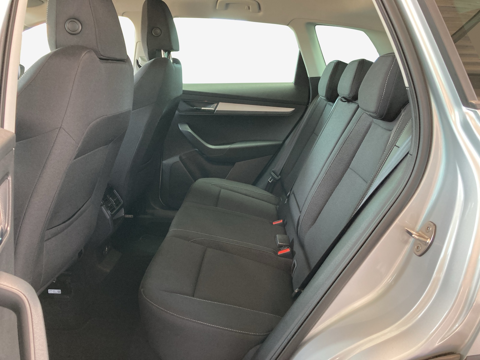 SKODA Karoq 2.0 TDI CR Selection 4x4 DSG-image-11