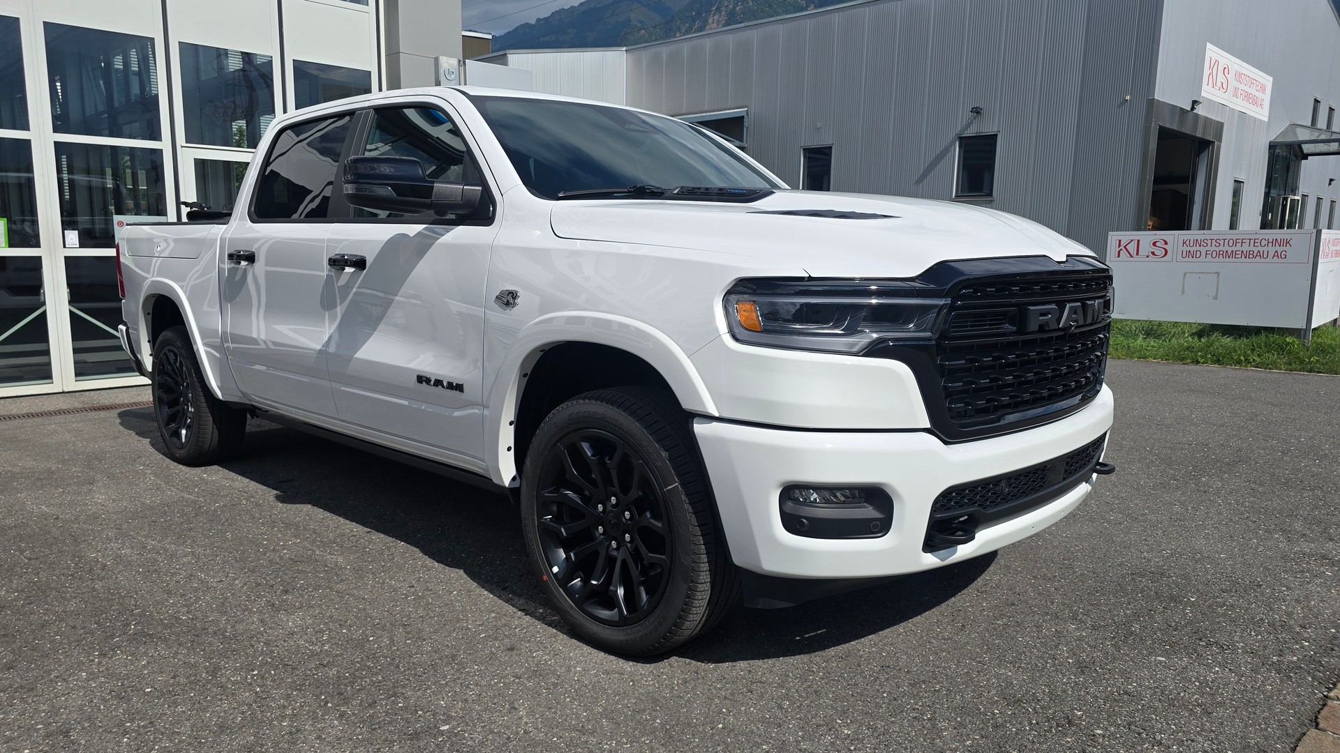 DODGE Ram 1500 Limited Crew Cab Night V8 4WD MY 26-image-6
