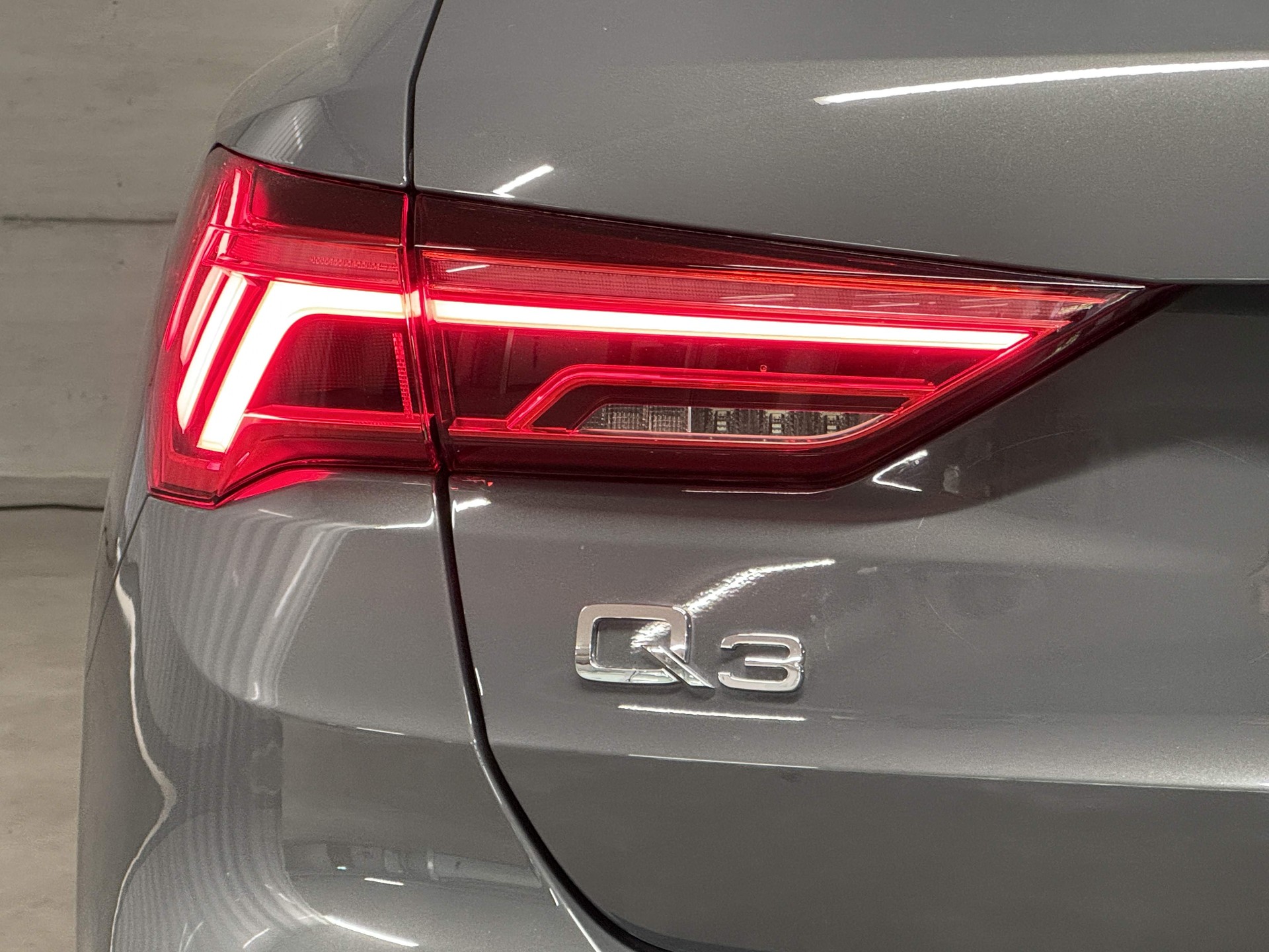AUDI Q3 40 TDI Attraction quattro S-tronic-image-4