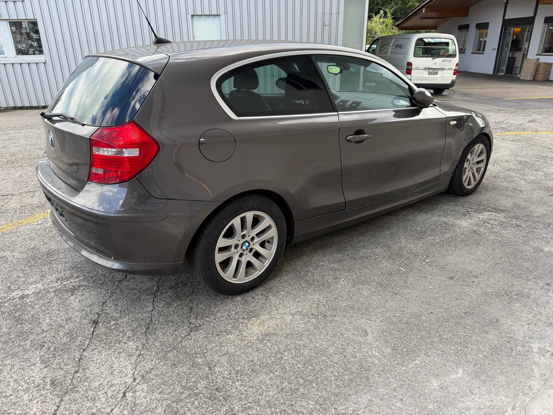 BMW 120i-image-5