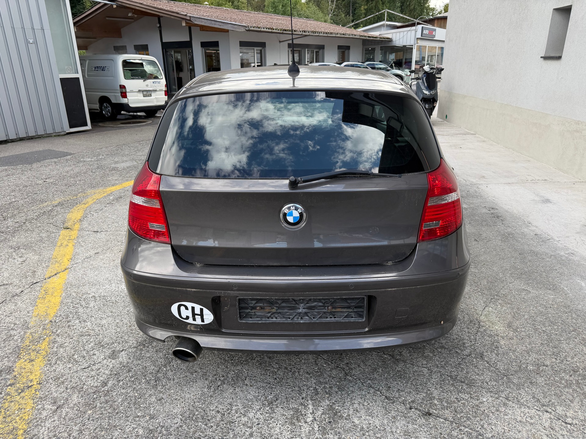 BMW 120i-image-1