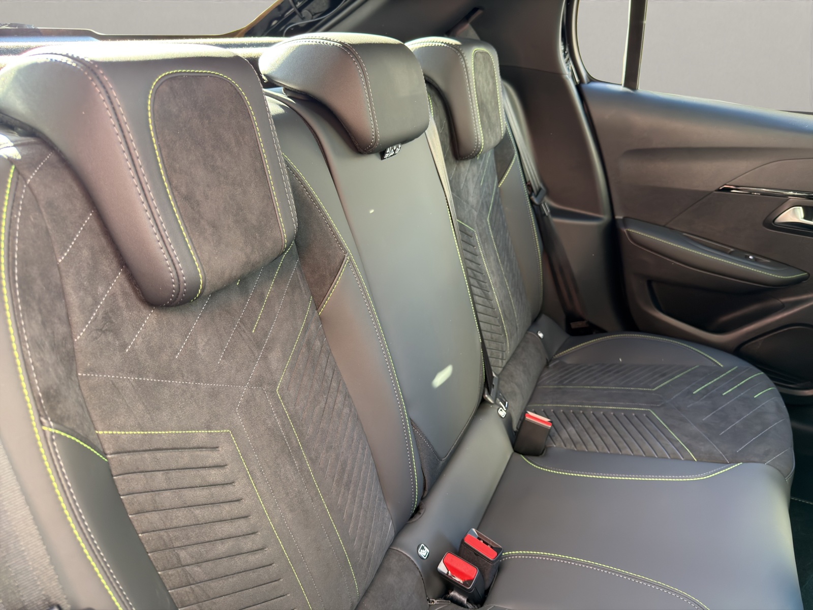 PEUGEOT 208 1.2 Hybrid 145 GT-image-14