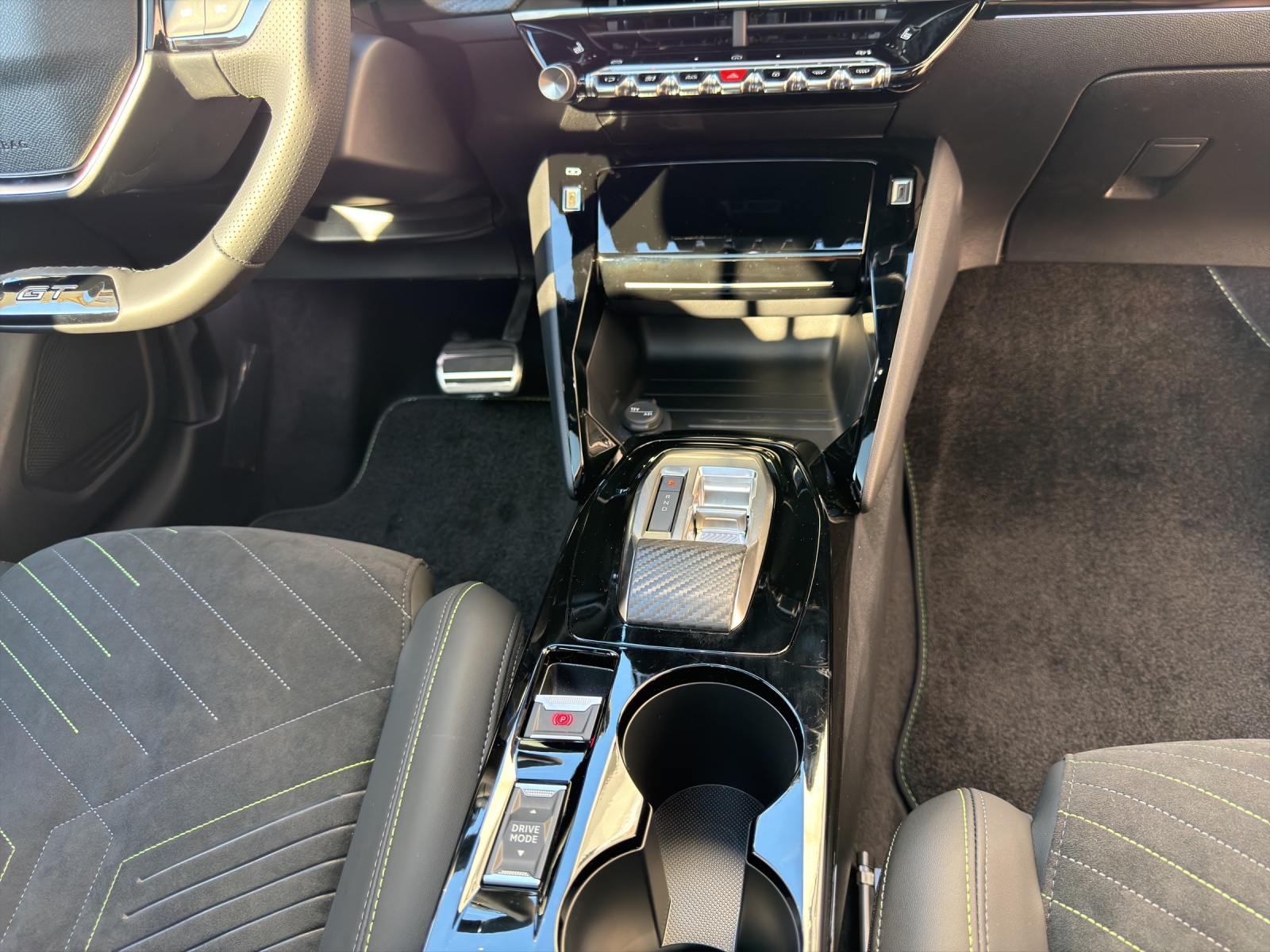 PEUGEOT 208 1.2 Hybrid 145 GT-image-12