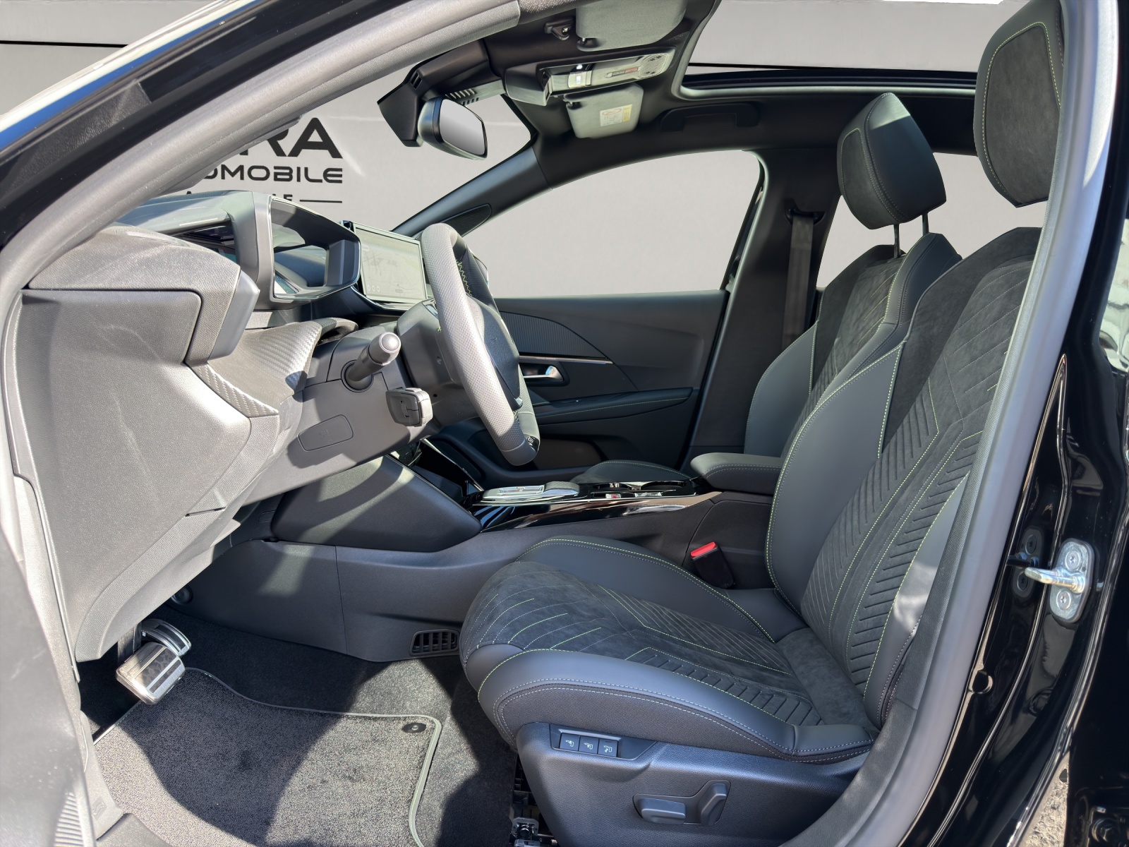 PEUGEOT 208 1.2 Hybrid 145 GT-image-7