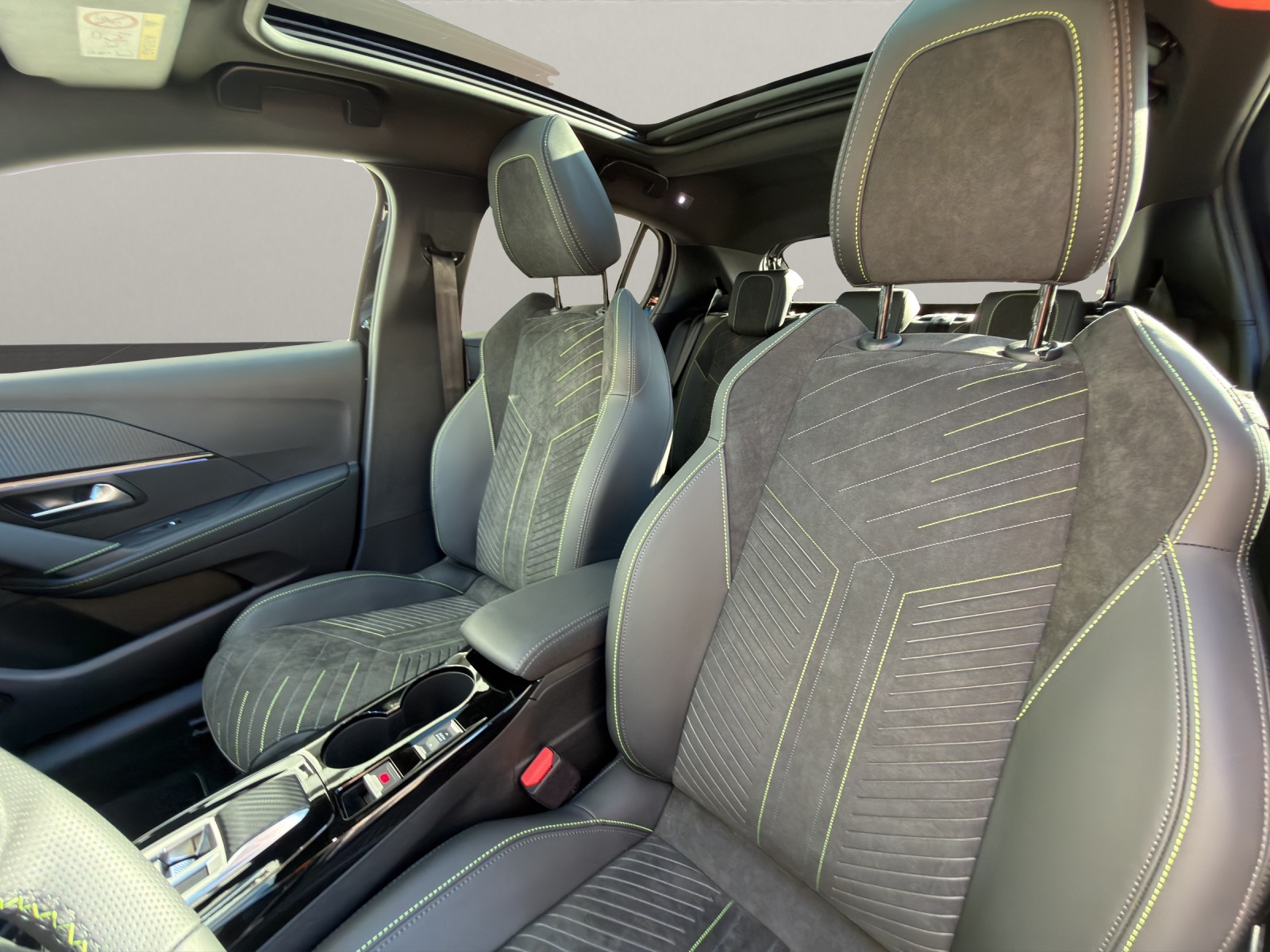PEUGEOT 208 1.2 Hybrid 145 GT-image-13
